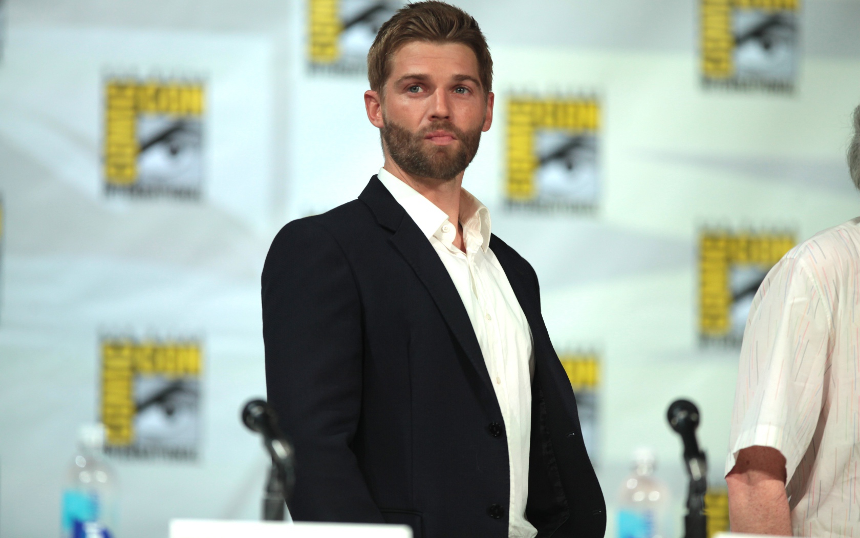 Американский актер  Майкл Фогель в костюме