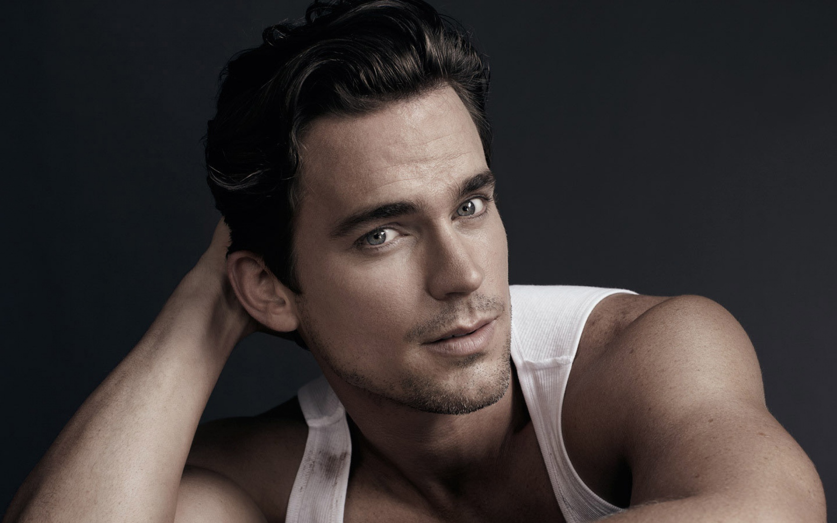 Красивый популярный актер Мэтт Бомер