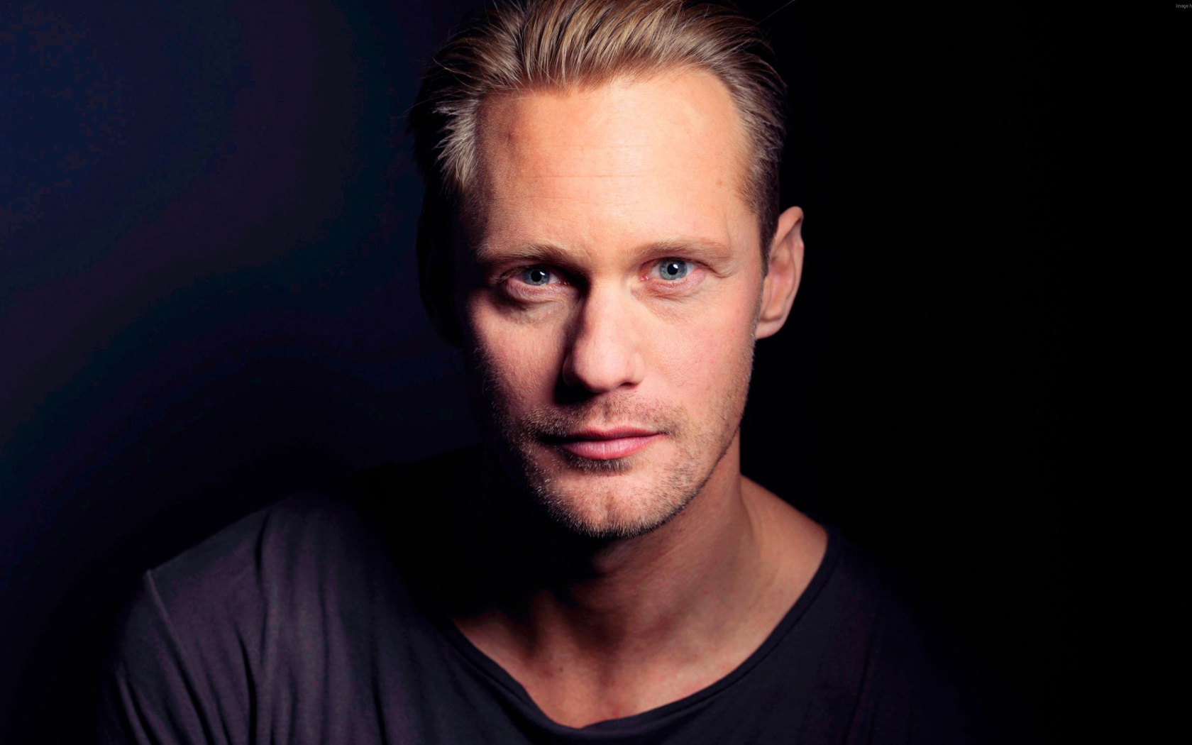 Популярный актер Александр Скарсгард, фото на черном фоне