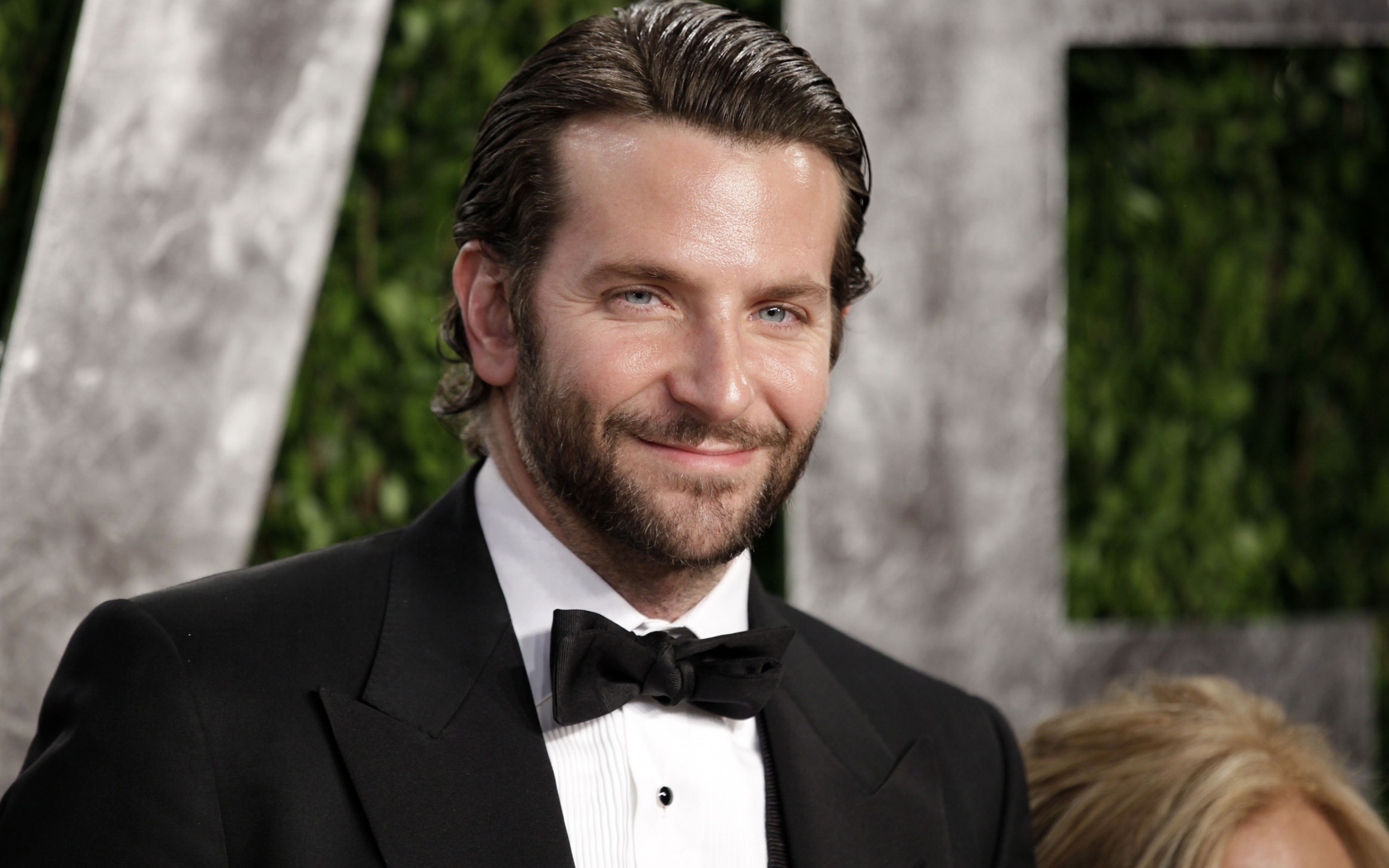 Популярный актер  Бредли Купер в костюме с бабочкой