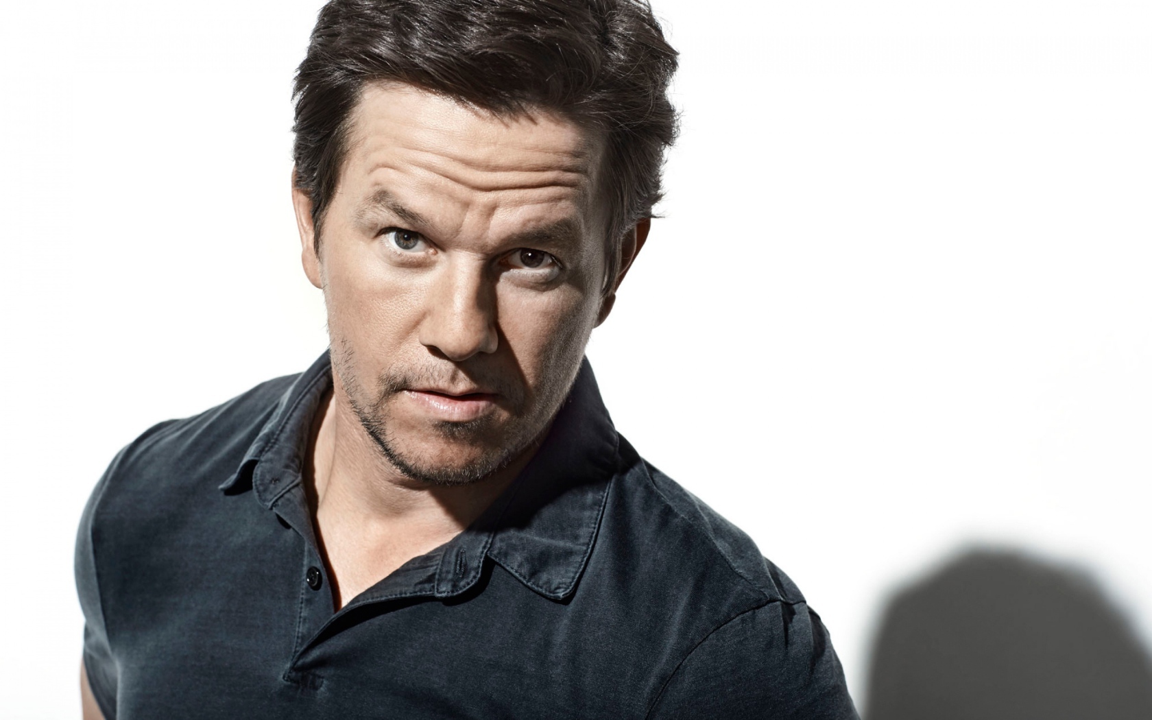 Популярный актер Марк Уолберг фото на белом фоне