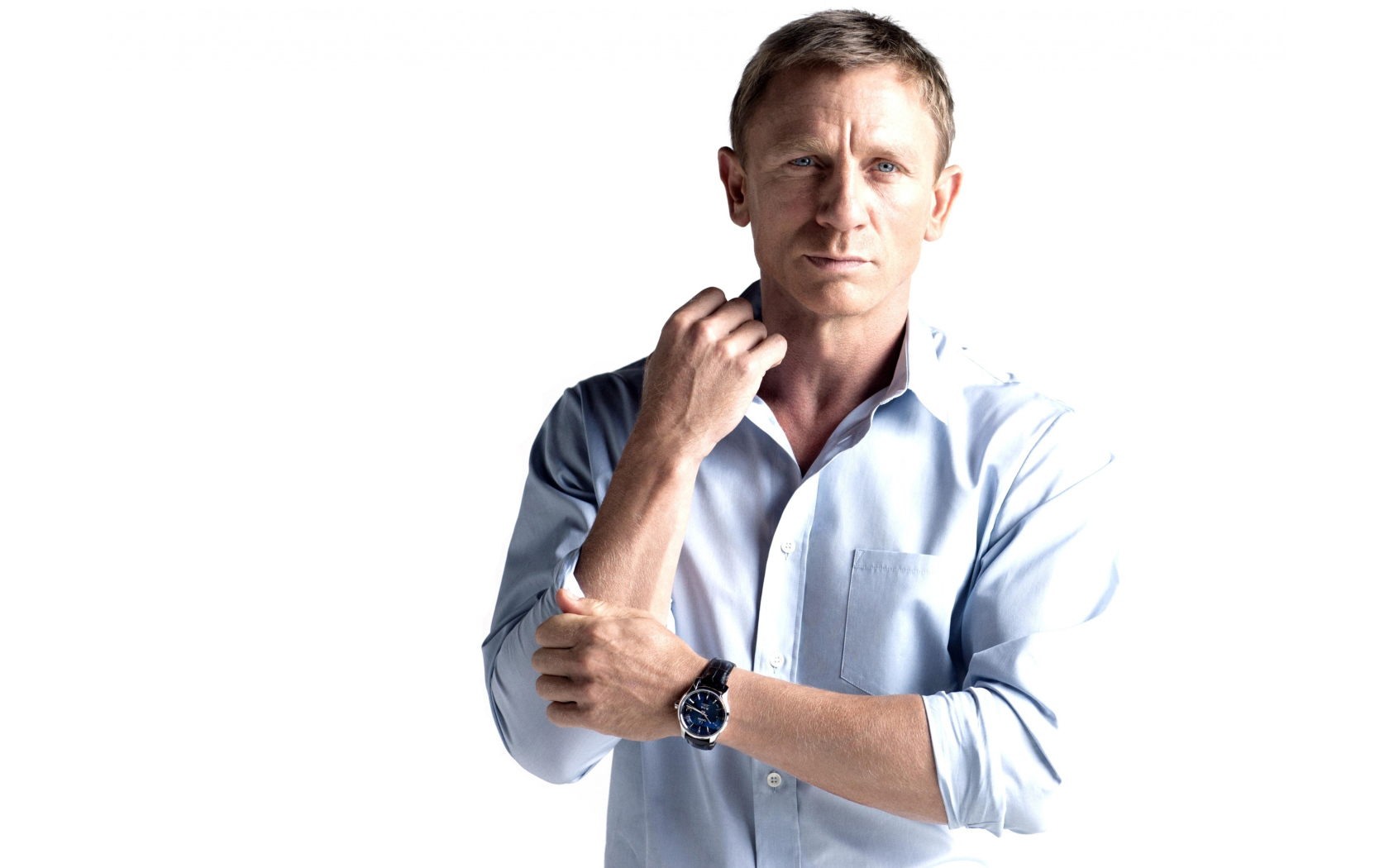 Стильный актер Дэниел Крэйг фото на белом фоне 