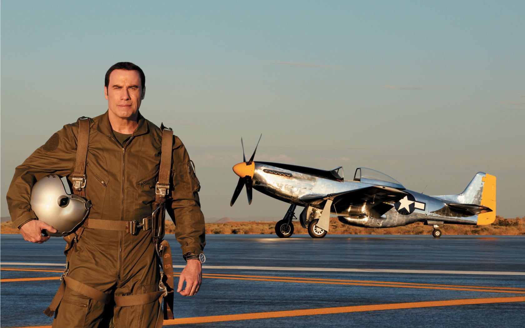 Популярный актер Джон Траволта на фоне самолета