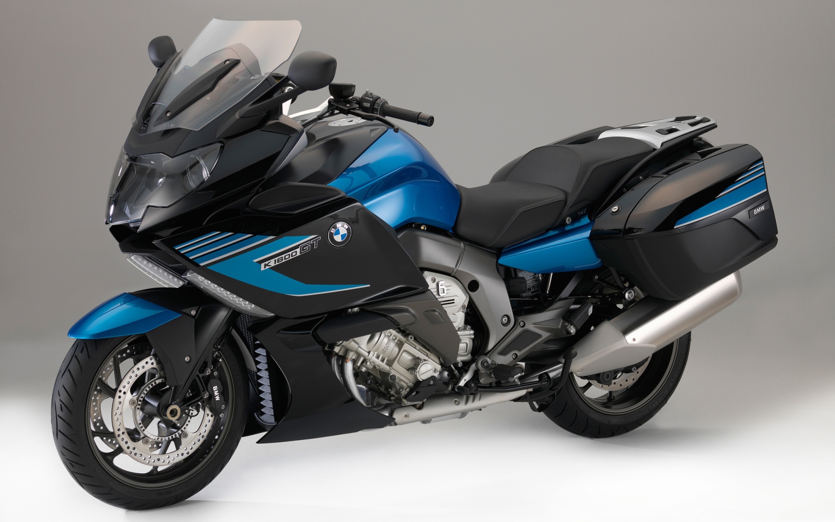 Спортивный мотоцикл BMW K 1600 GT на сером фоне