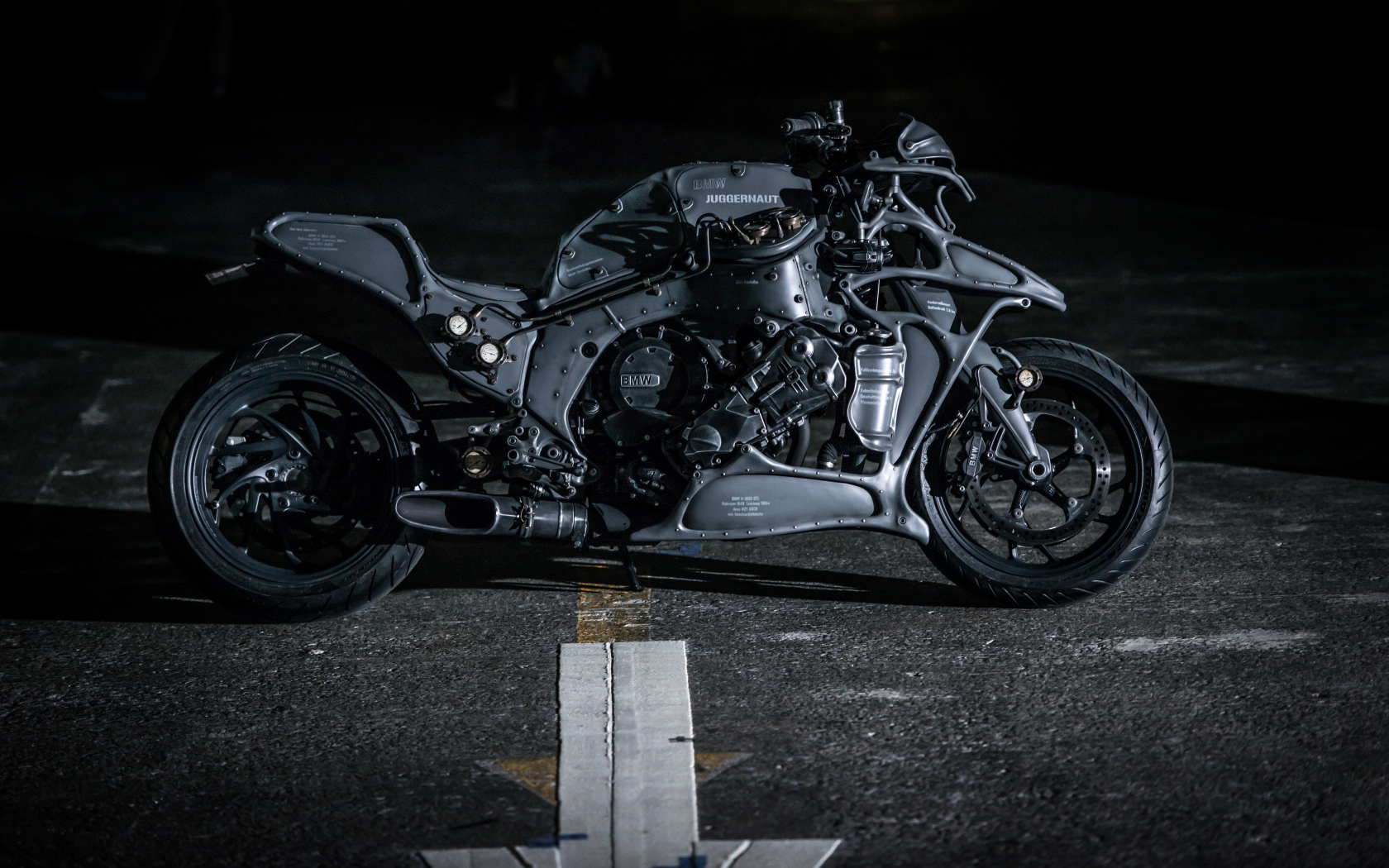 Черный мотоцикл  BMW K1600GTL Juggernaut