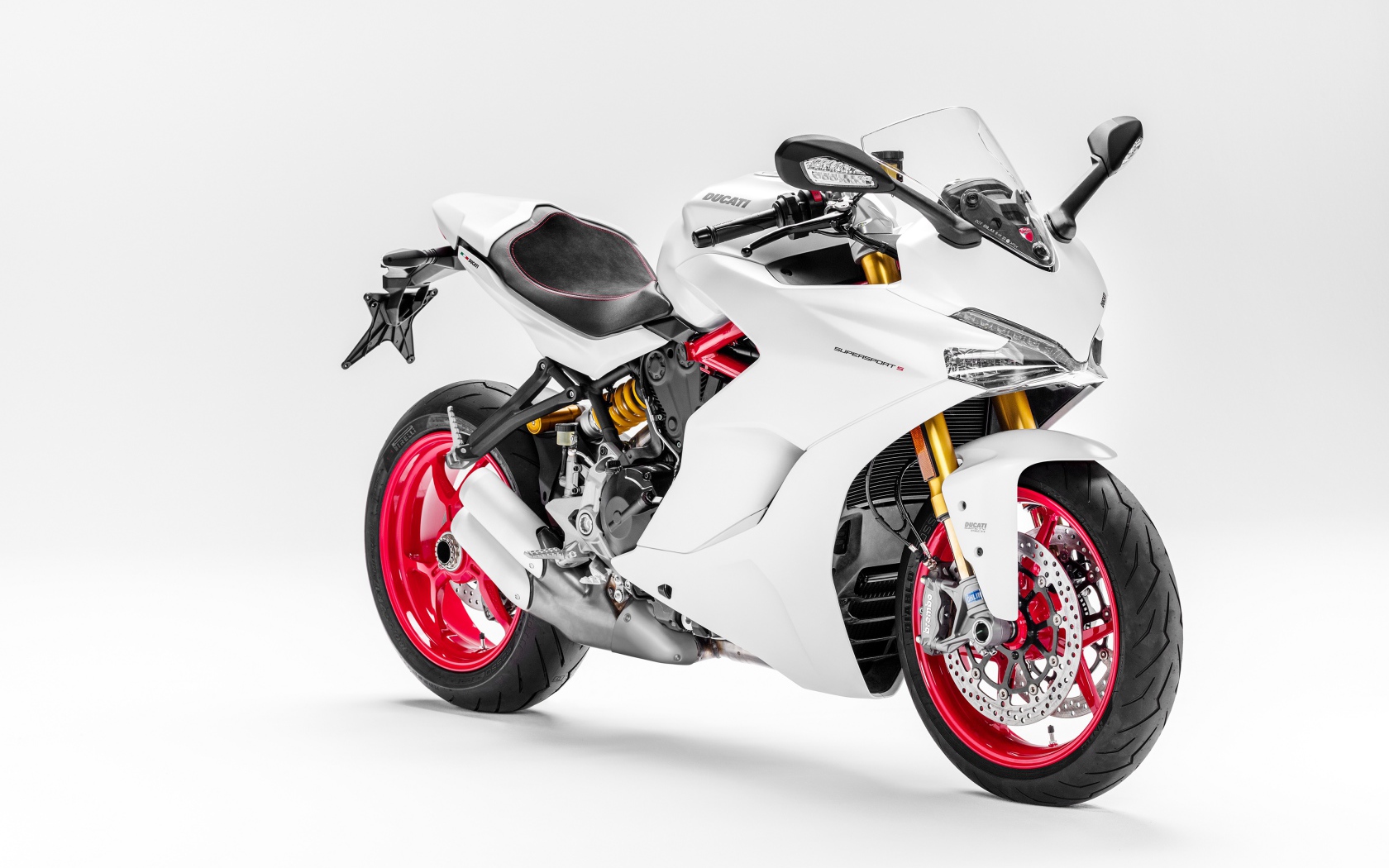 Мотоцикл  Ducati SuperSport S, 2017 на белом фоне 
