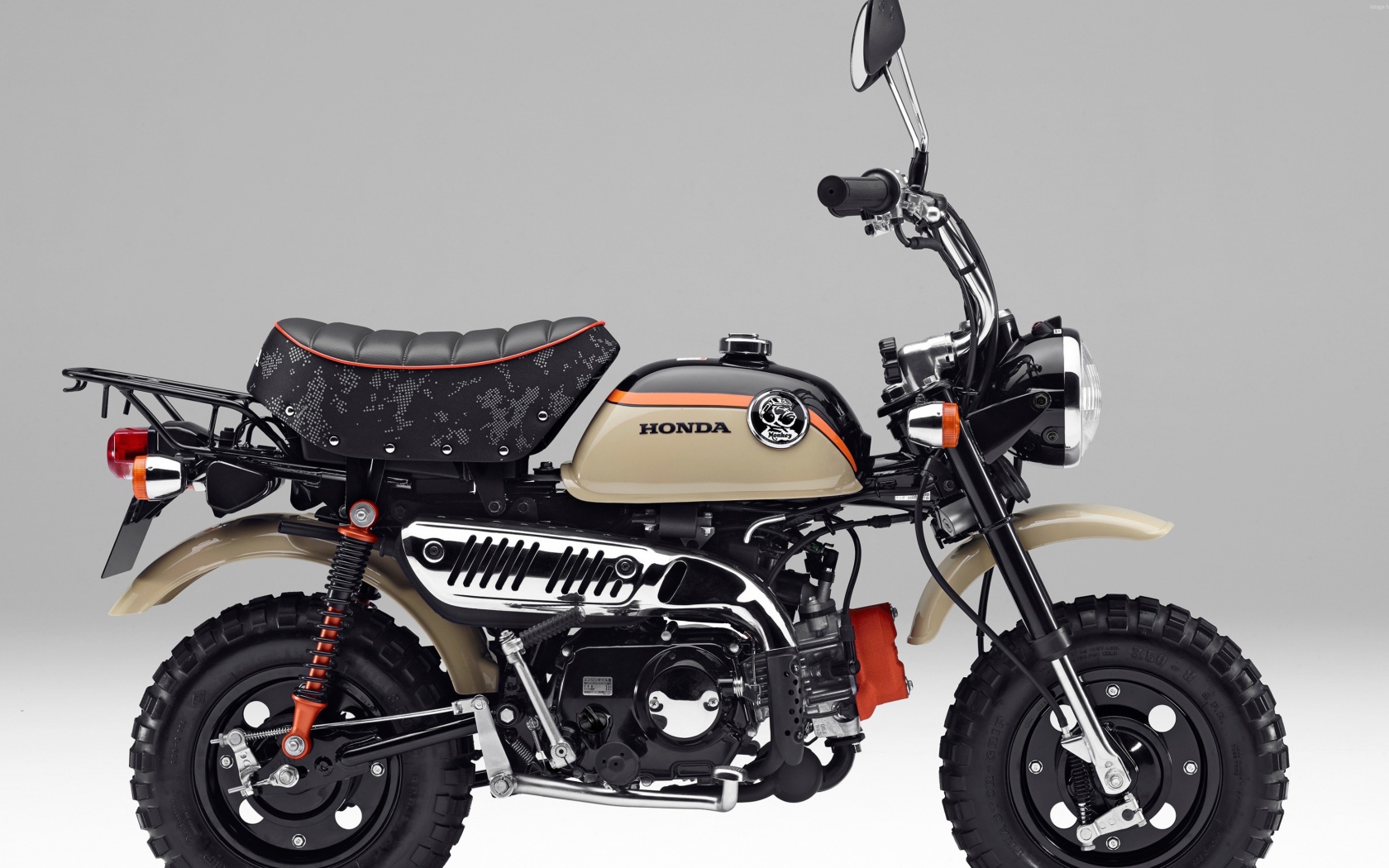 Гоночный мотоцикл Honda Z50, 2017 на сером фоне