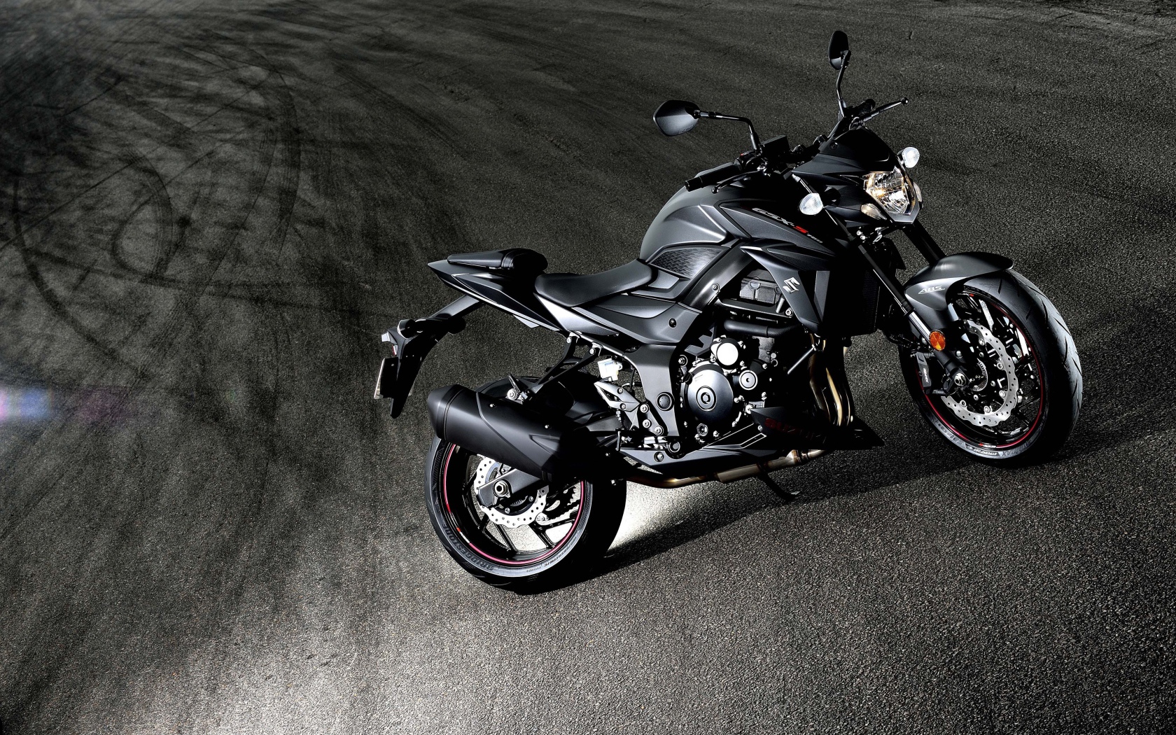 Красивый мотоцикл Suzuki GSX-S750, 2018 на асфальте