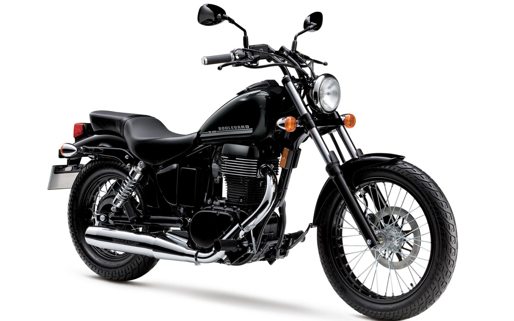 Черный мотоцикл Suzuki Boulevard S40 на белом фоне 