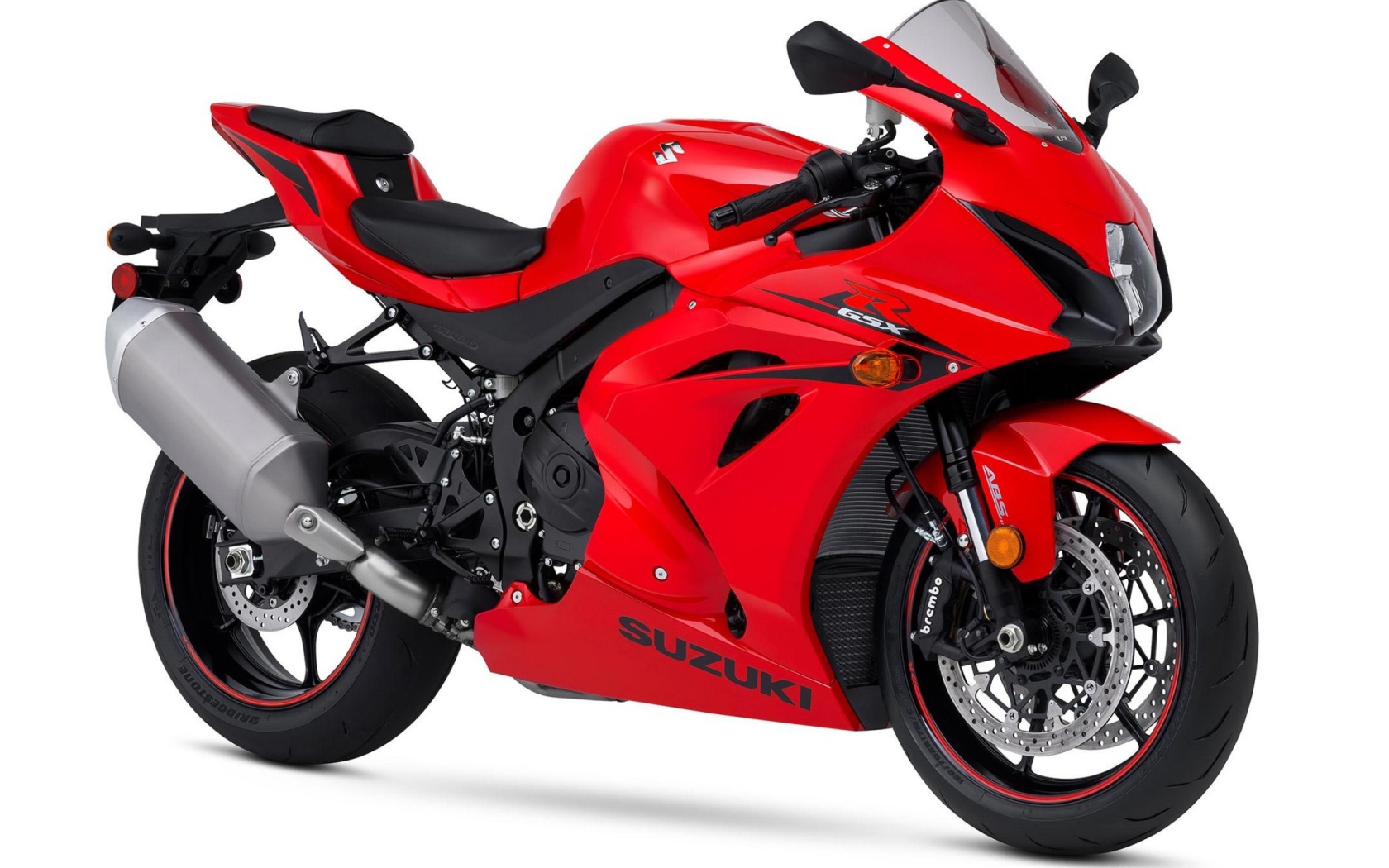 Красный мотоцикл Suzuki GSX-R1000 на белом фоне