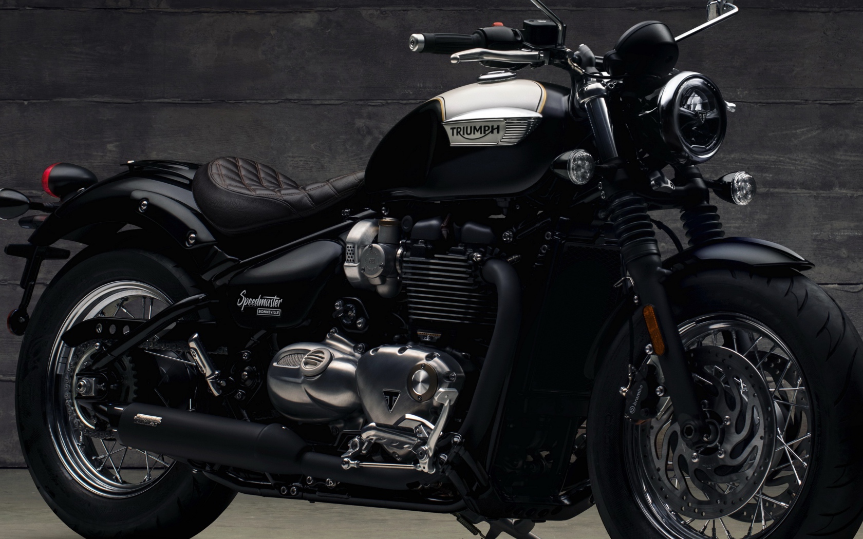 Большой черный мотоцикл Triumph Bonneville Speedmaster, 2018
