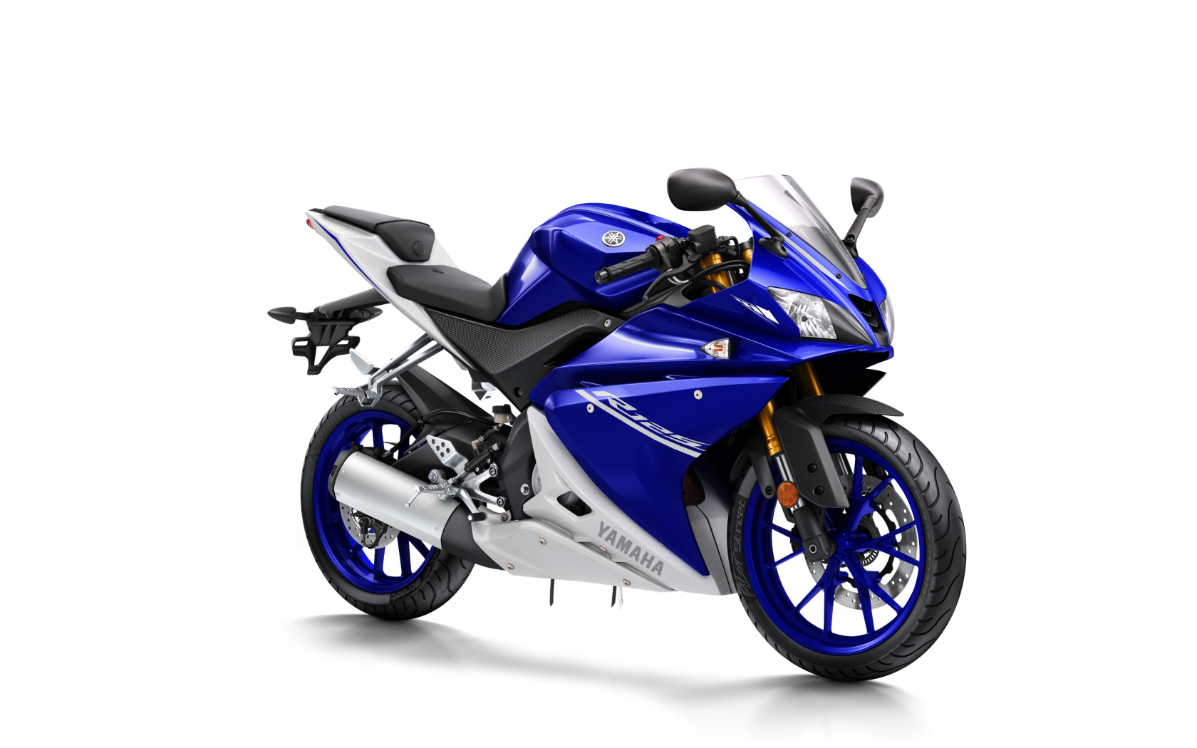 Синий мотоцикл Yamaha  YZF-R125,  на белом фоне