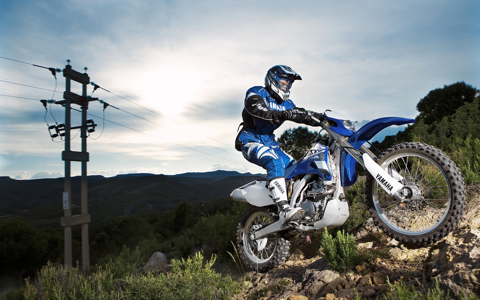 Мотоциклист на мотоцикле Yamaha  WR450F на мотокроссе