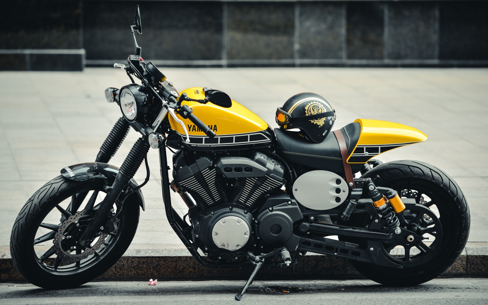 Мотоцикл Yamaha со шлемом на сиденье 