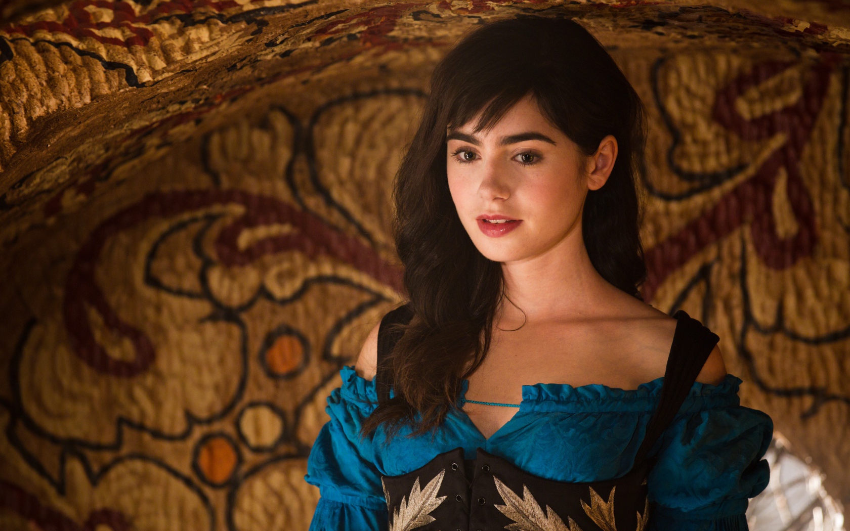 Актриса Лили Коллинз в фильме Белоснежка Месть гномов 