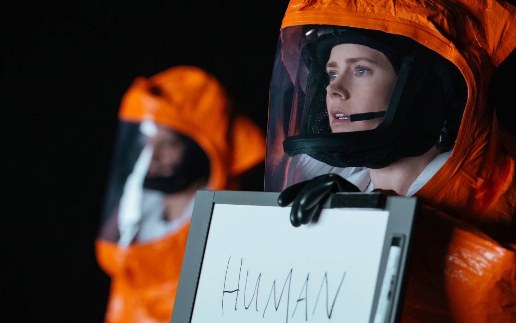 Главные герои в скафандрах фильм Прибытие 