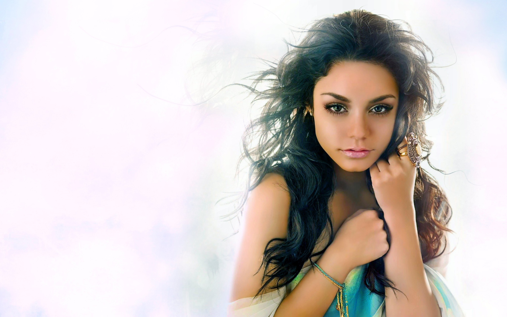 Красивая девушка певица Ванесса Хадженс 