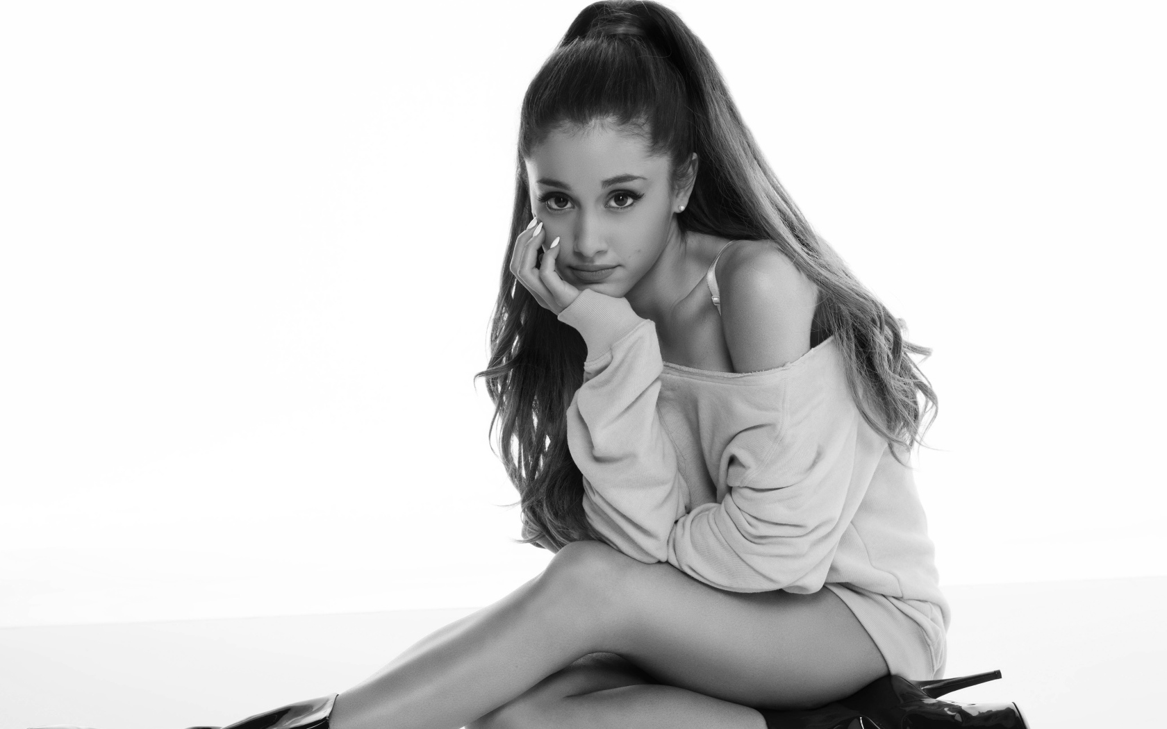 Певица Ариана Гранде  черно белое фото 