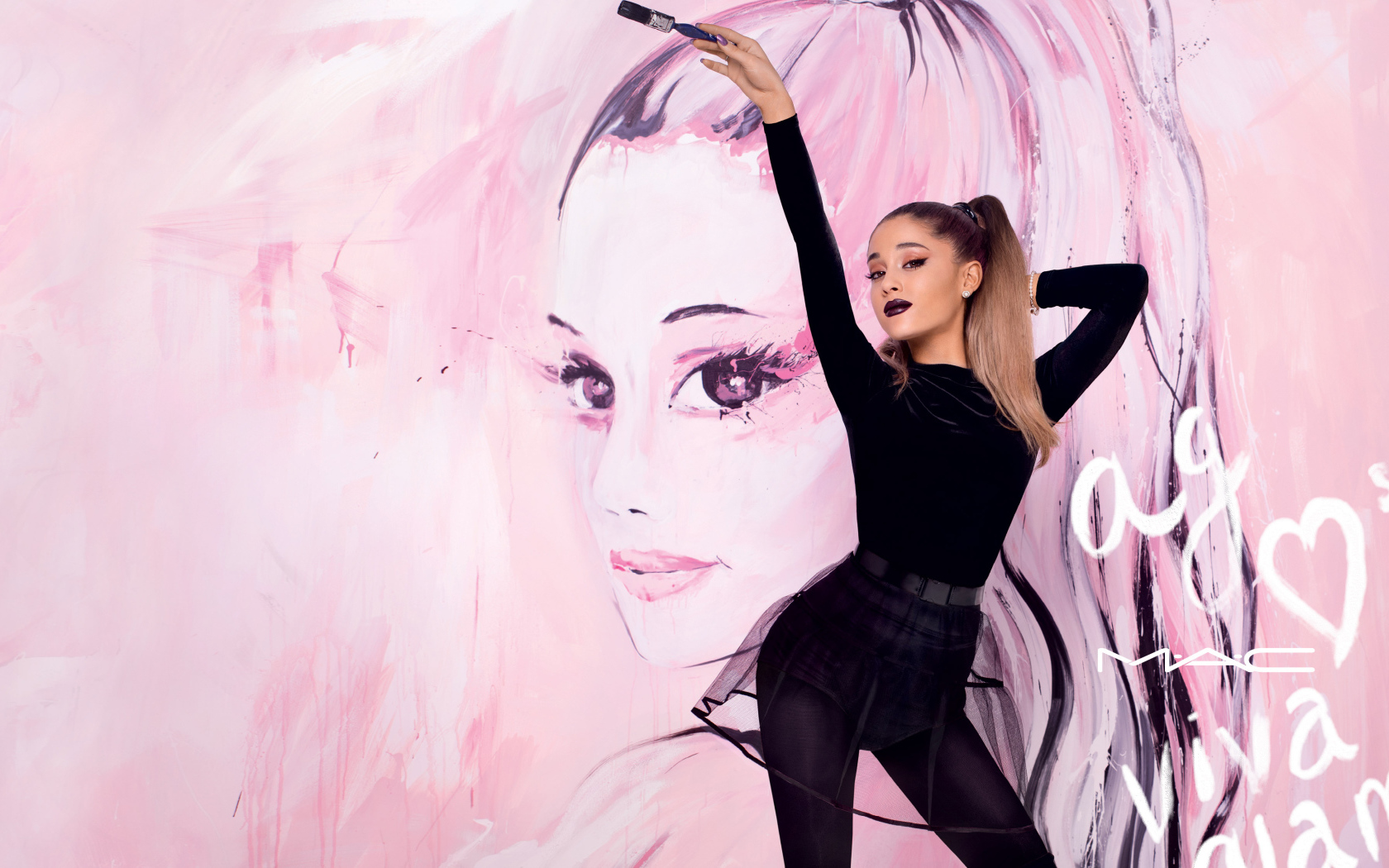 Молодая исполнительница Ариана Гранде в черном наряде