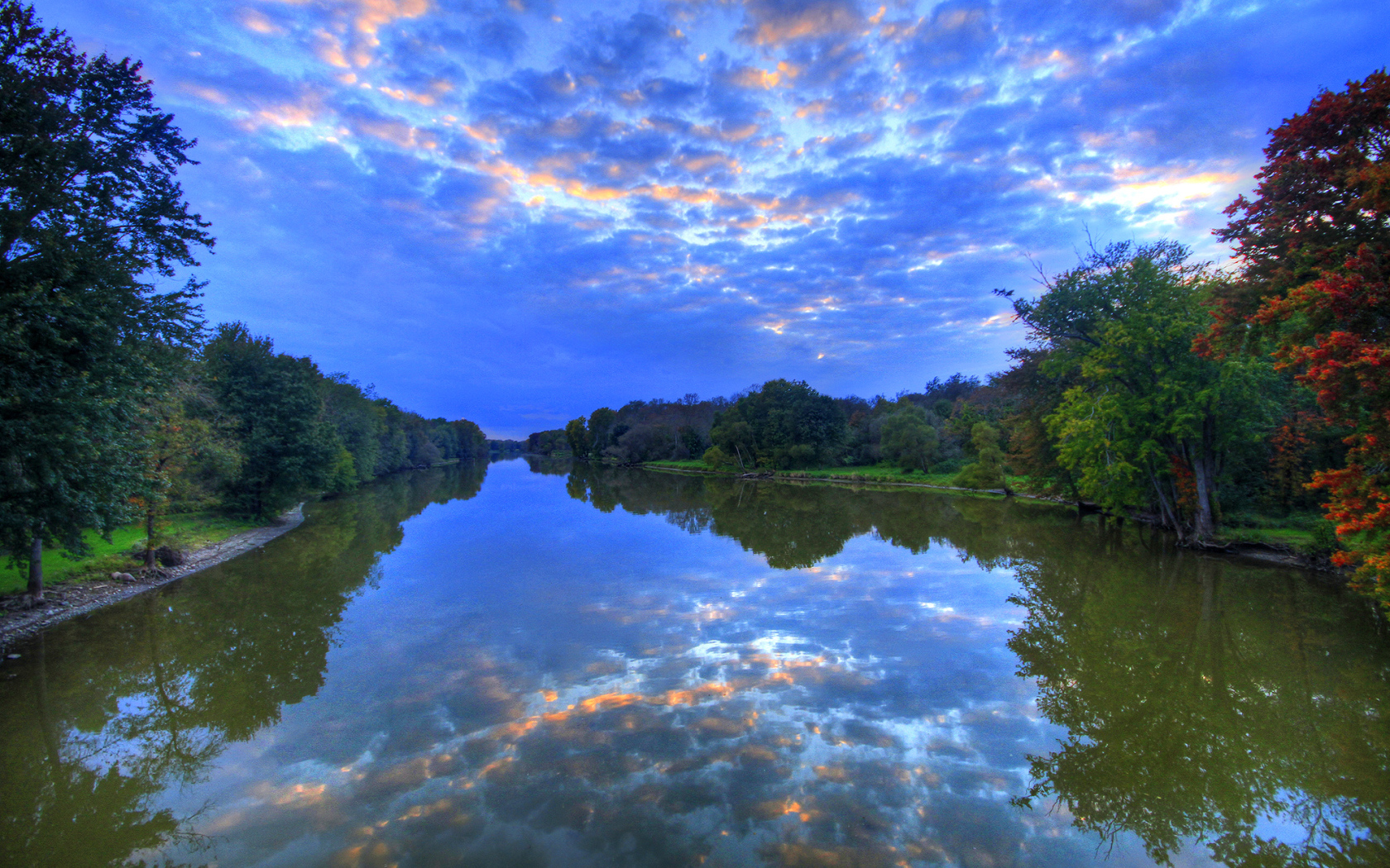 Красивое необычное небо отражается в реке