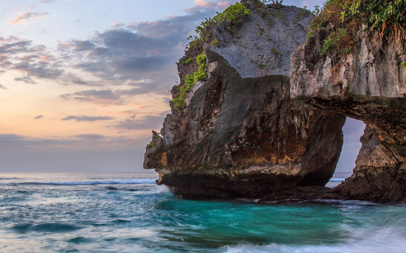 Большая скала на побережье океана 