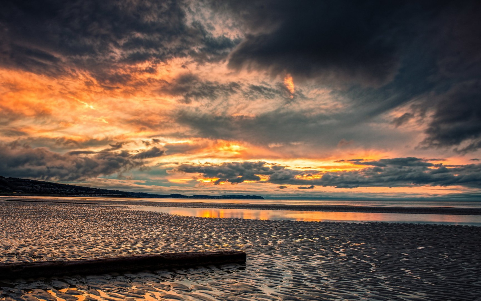Прохладный закат в хмуром небе  над пляжем