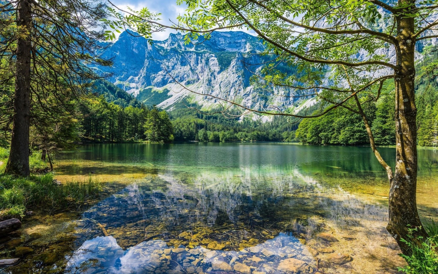 Кристально чистая вода в озере на фоне гор 