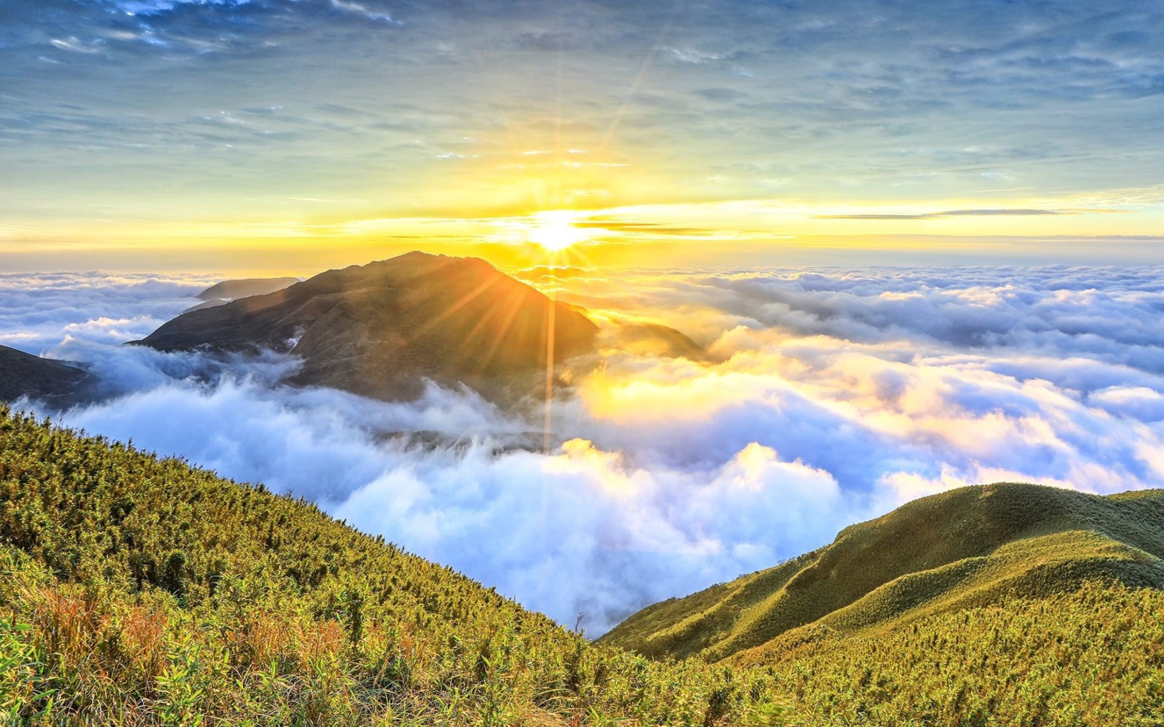 Рассвет солнца над белыми облаками 