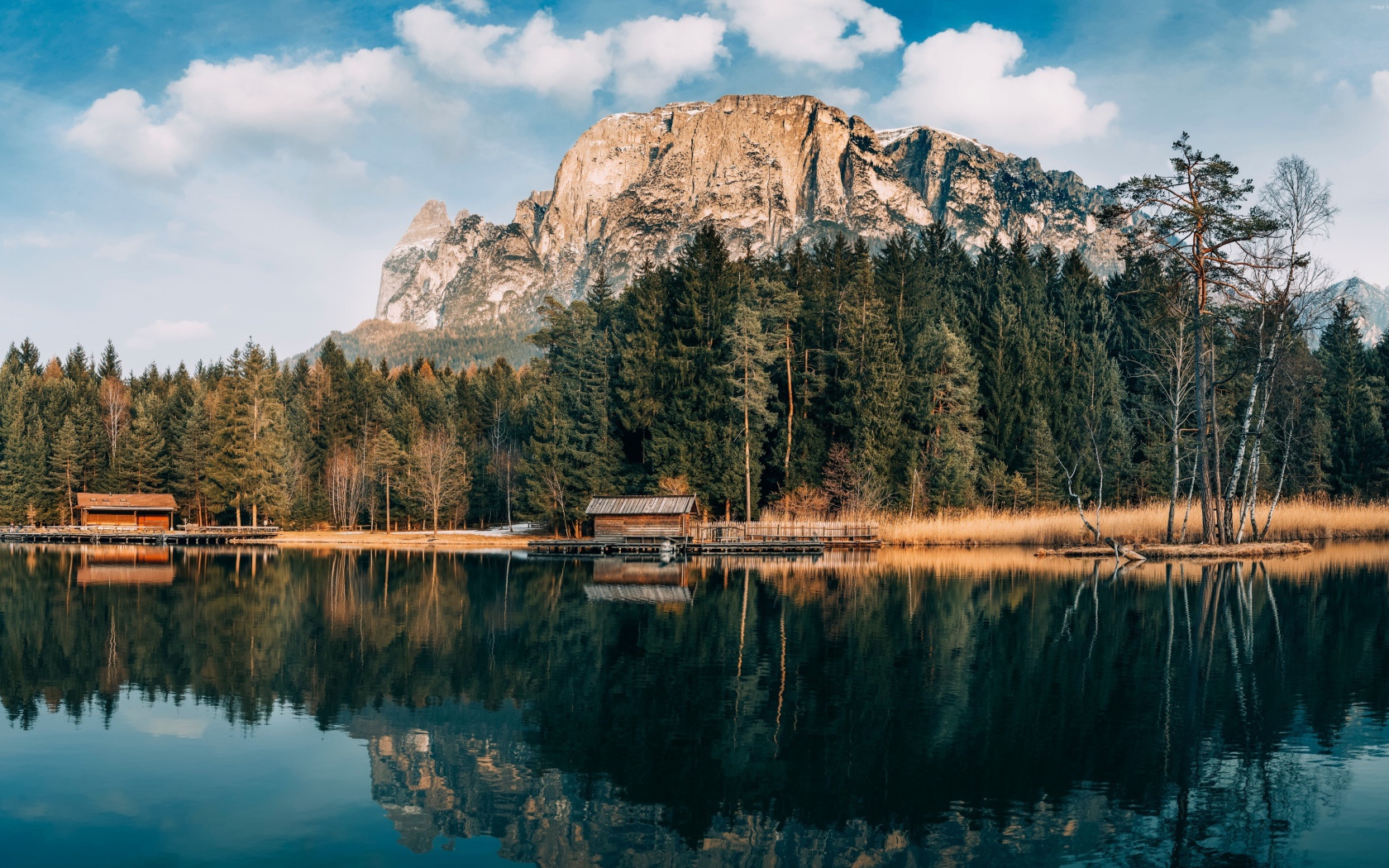 Сосновый лес и гора отражаются в озере
