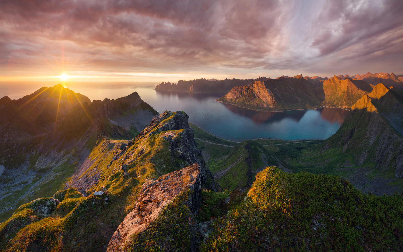 Восход солнца в красивом небе над покрытыми зеленью горами 
