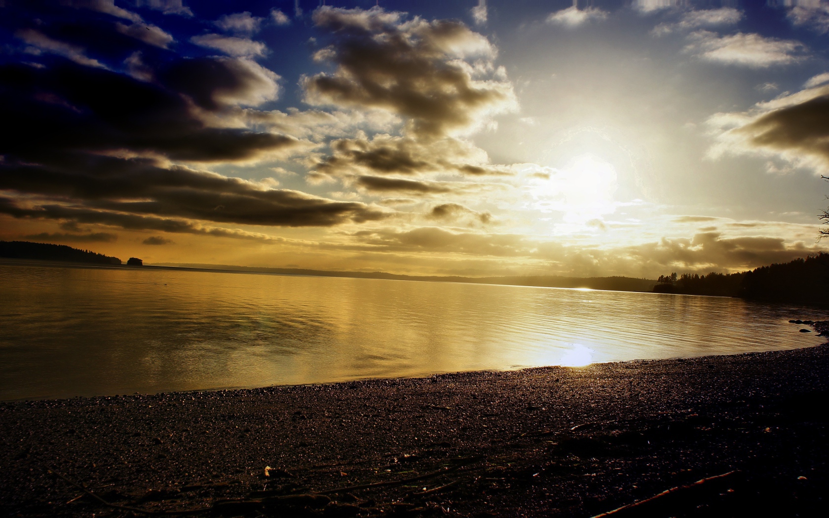 Закат солнца и облака над морем 