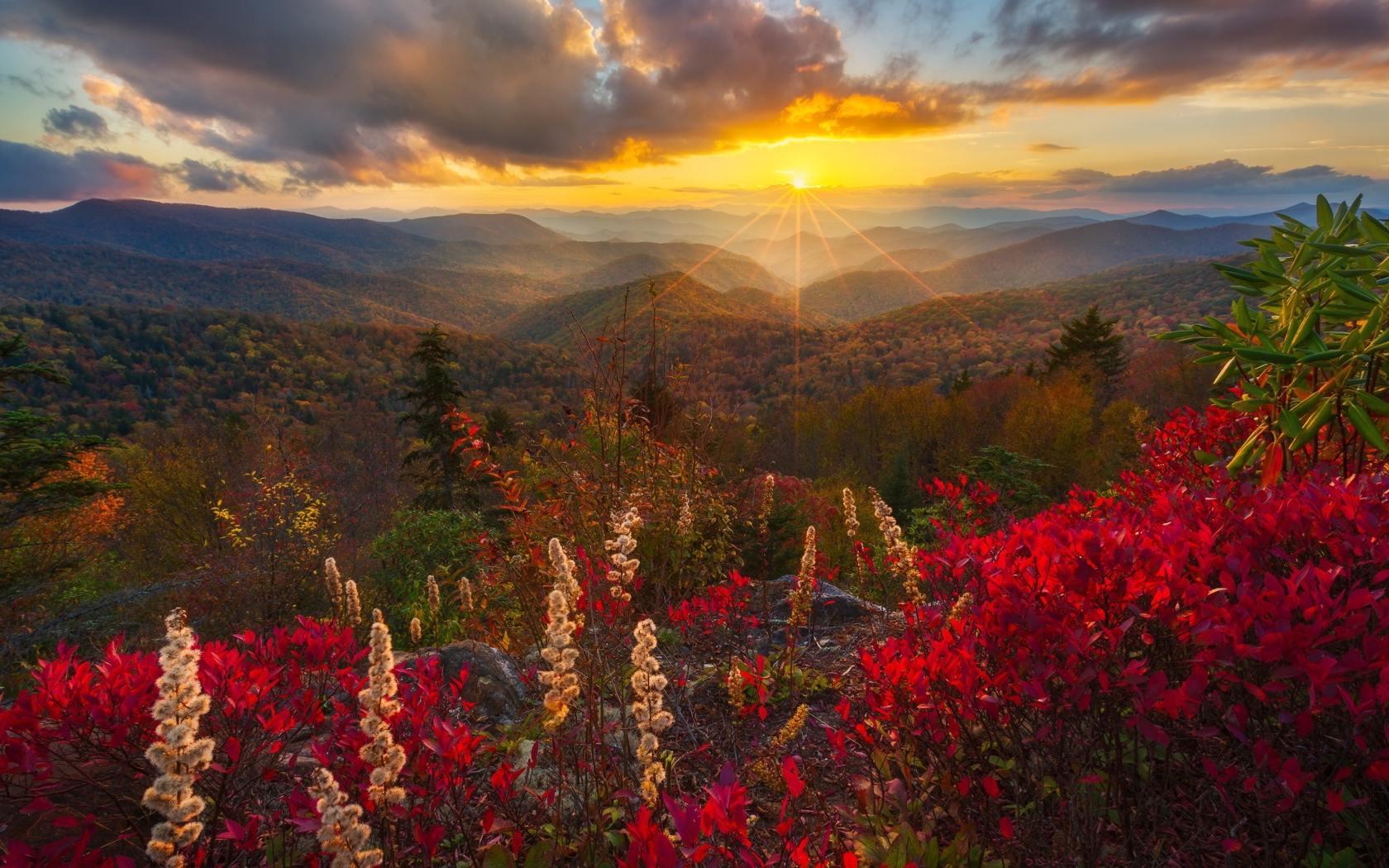 Закат солнца в небе над горным пейзажем
