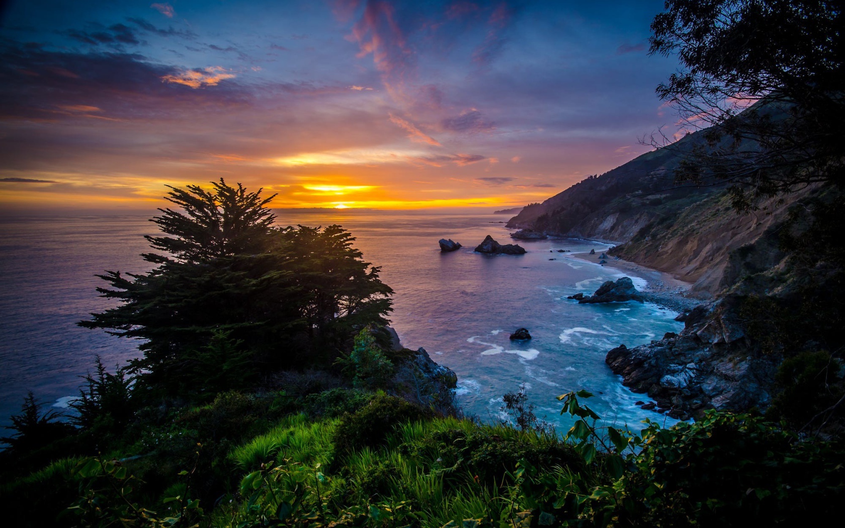 Закат солнца на горизонте над океаном 