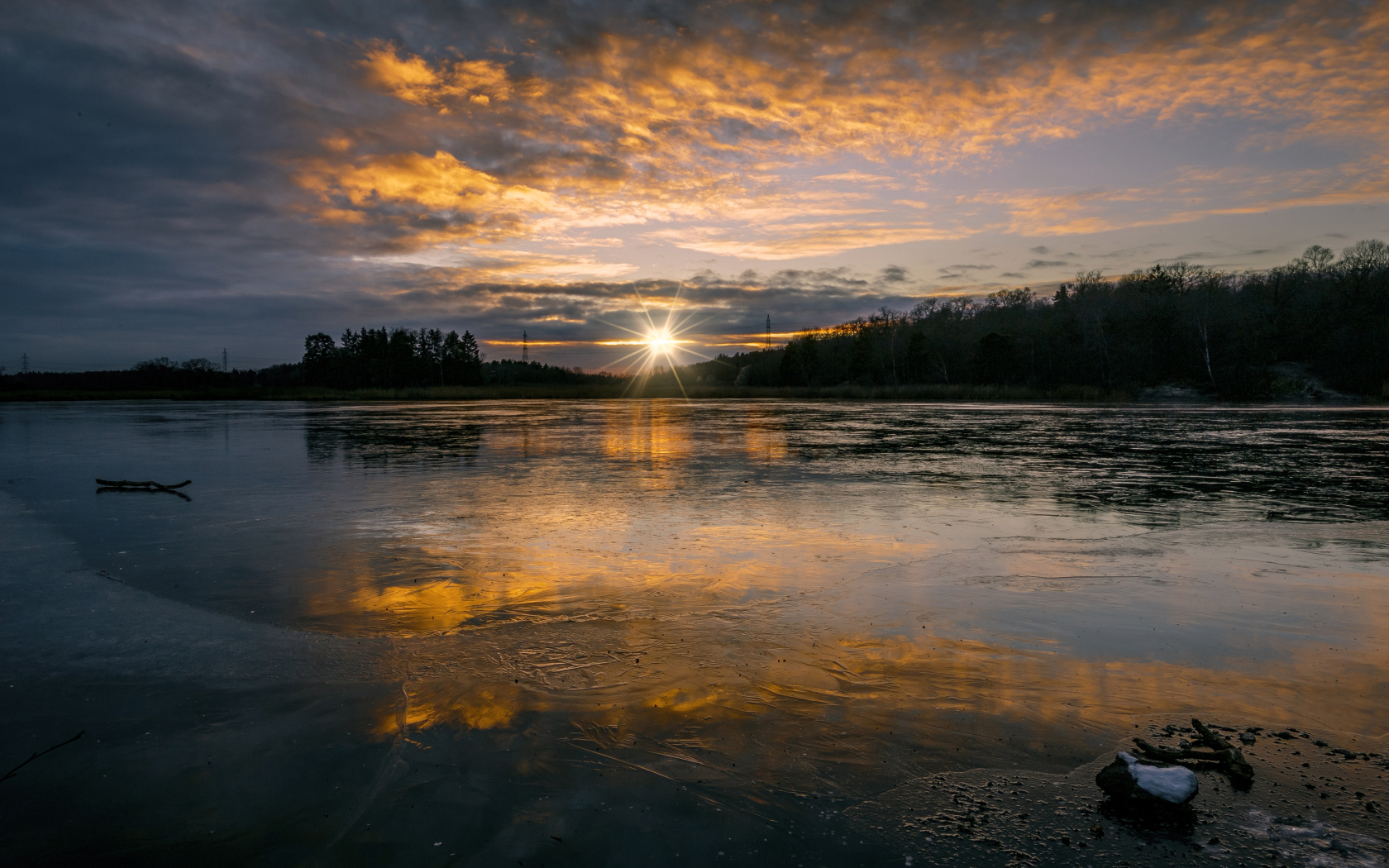 Рассвет холодного солнца над заледеневшим озером