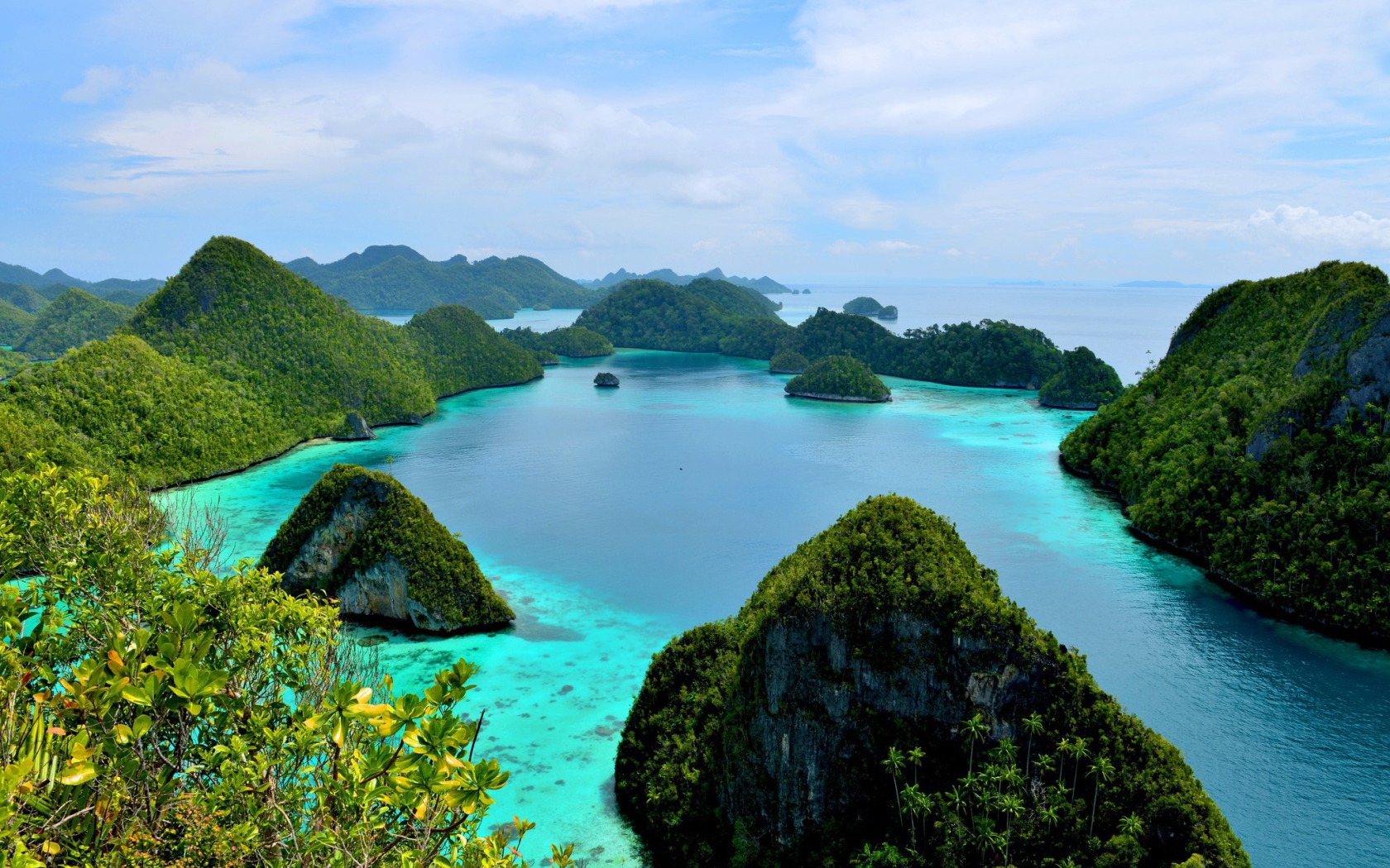 Лагуна с голубой чистой водой в тропиках 
