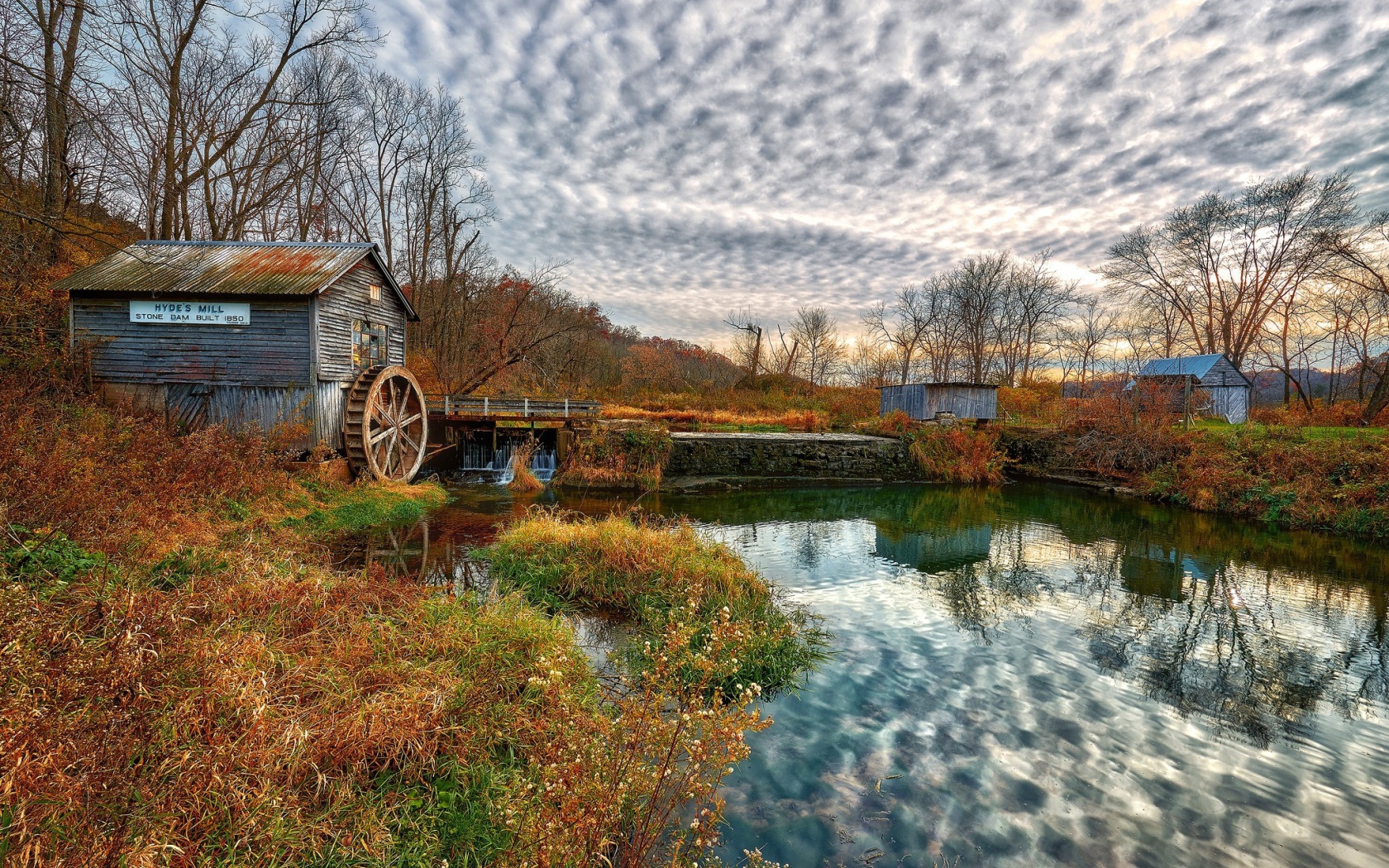 Небо отражается в пруду у водокачки 