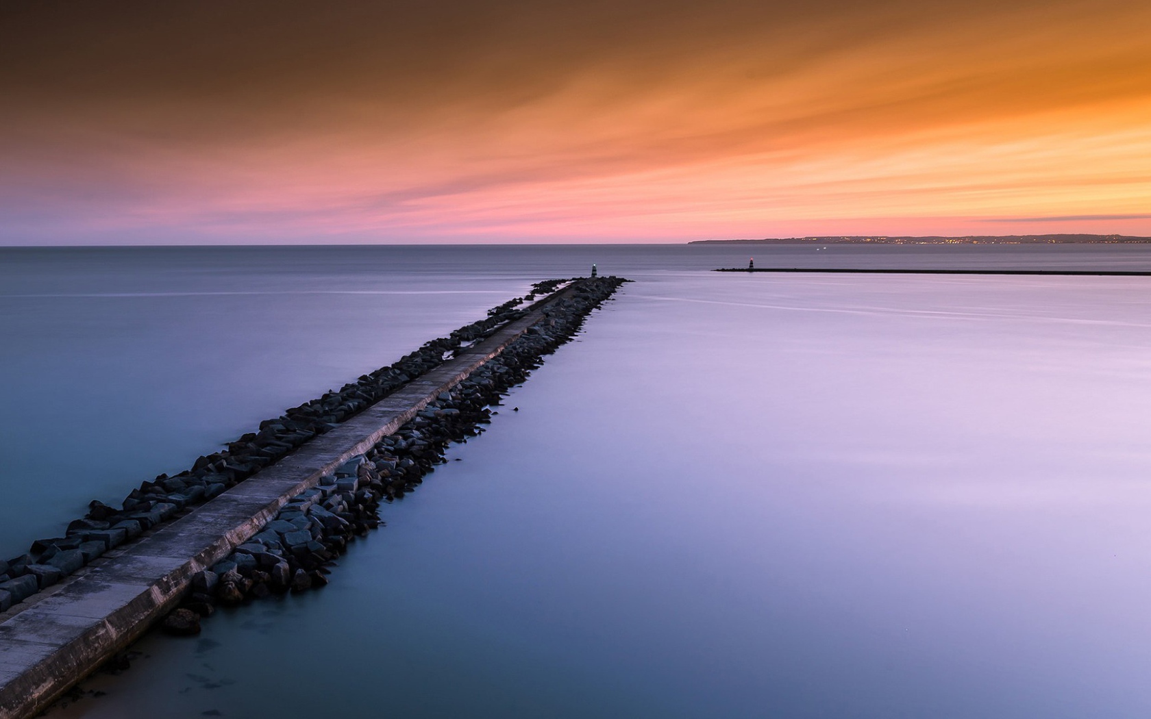 Красивое небо на пляже Альгавре, Португалия  