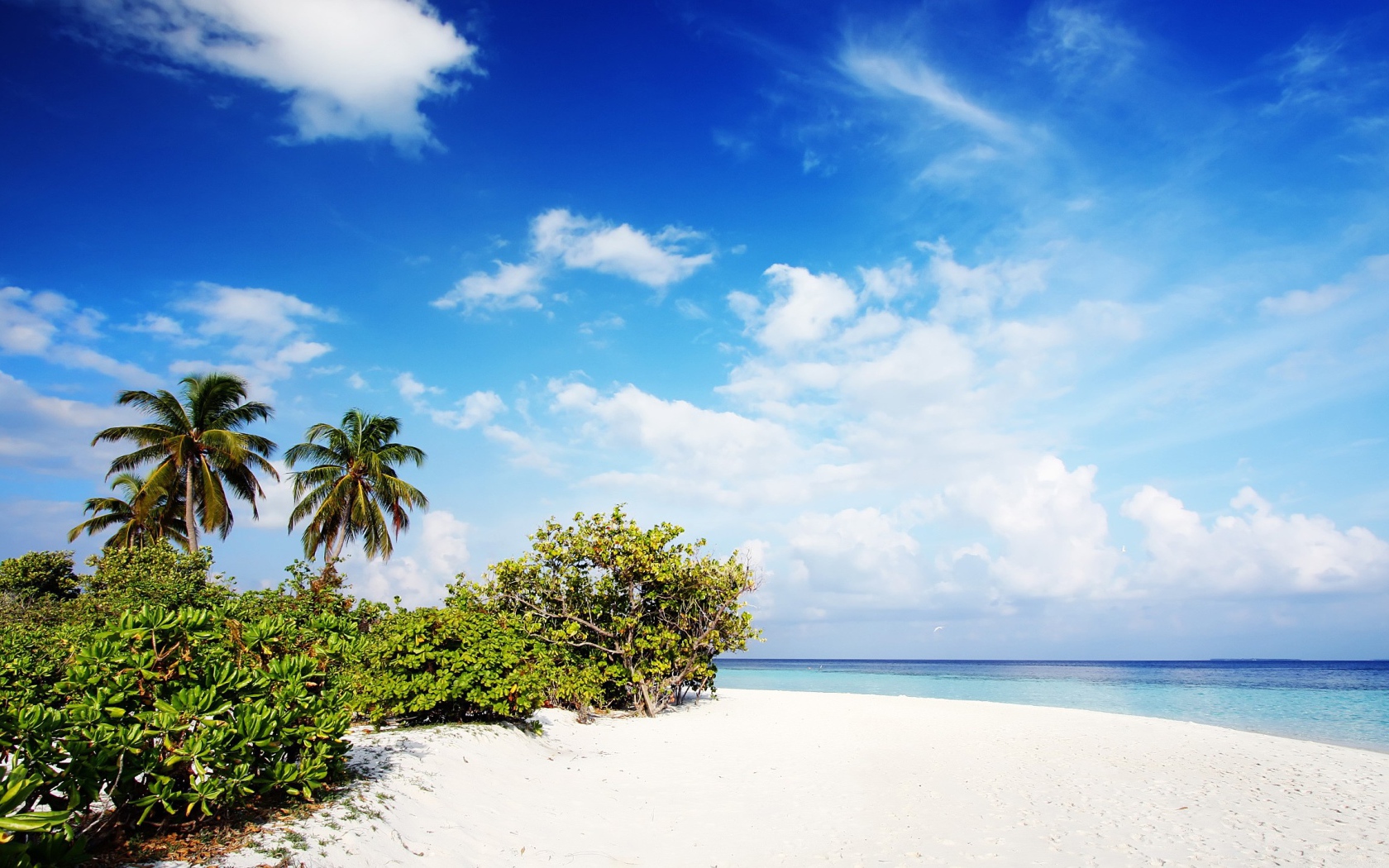 Тропический атолл на фоне голубого неба