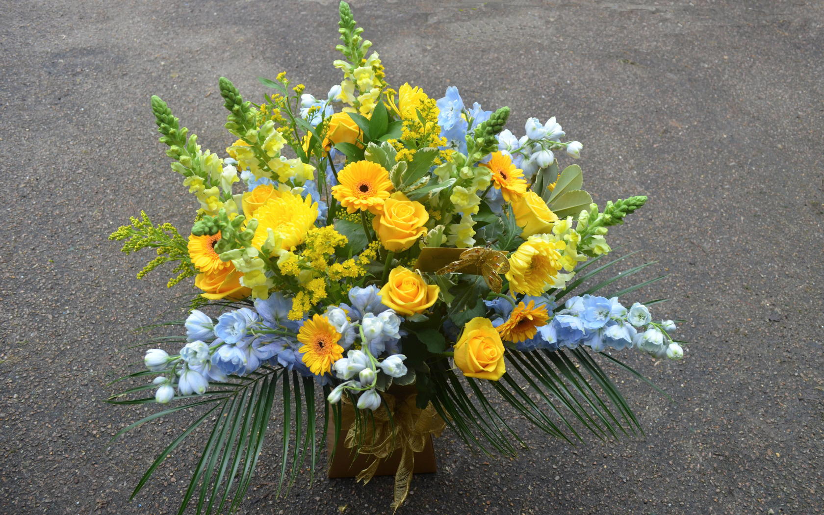 Красивый букет из цветов герберы,  розы, львиный зев