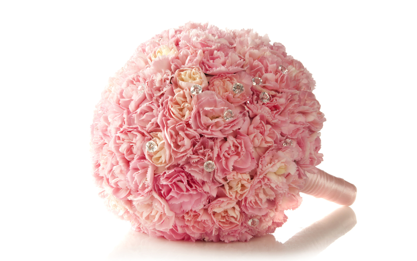 Красивый свадебный букет из розовой гвоздики  на белом фоне