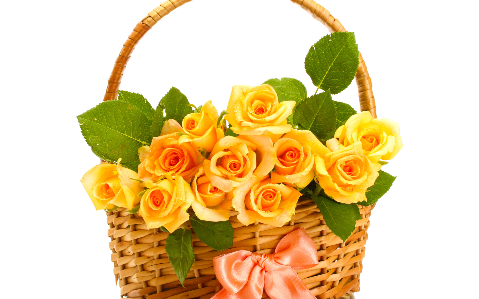 Букет оранжевых роз в корзине с розовым бантиком на белом фоне