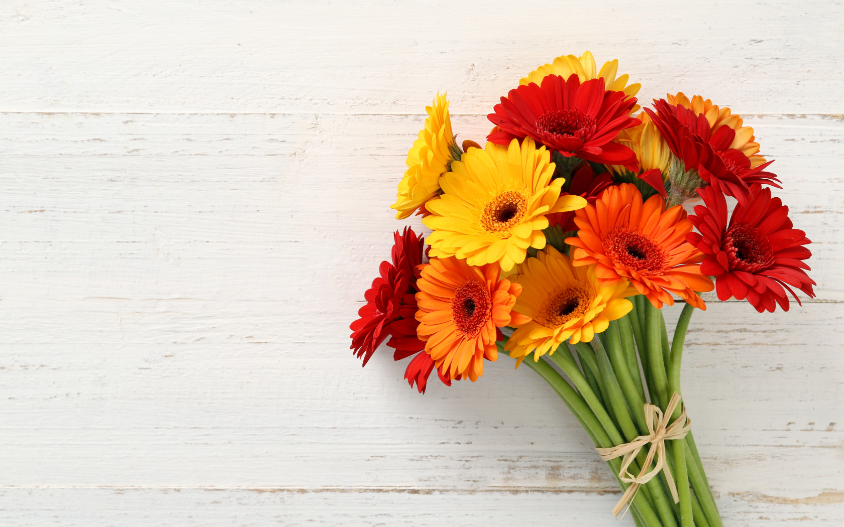 Милый букет гербер на деревянной поверхности, шаблон для открытки