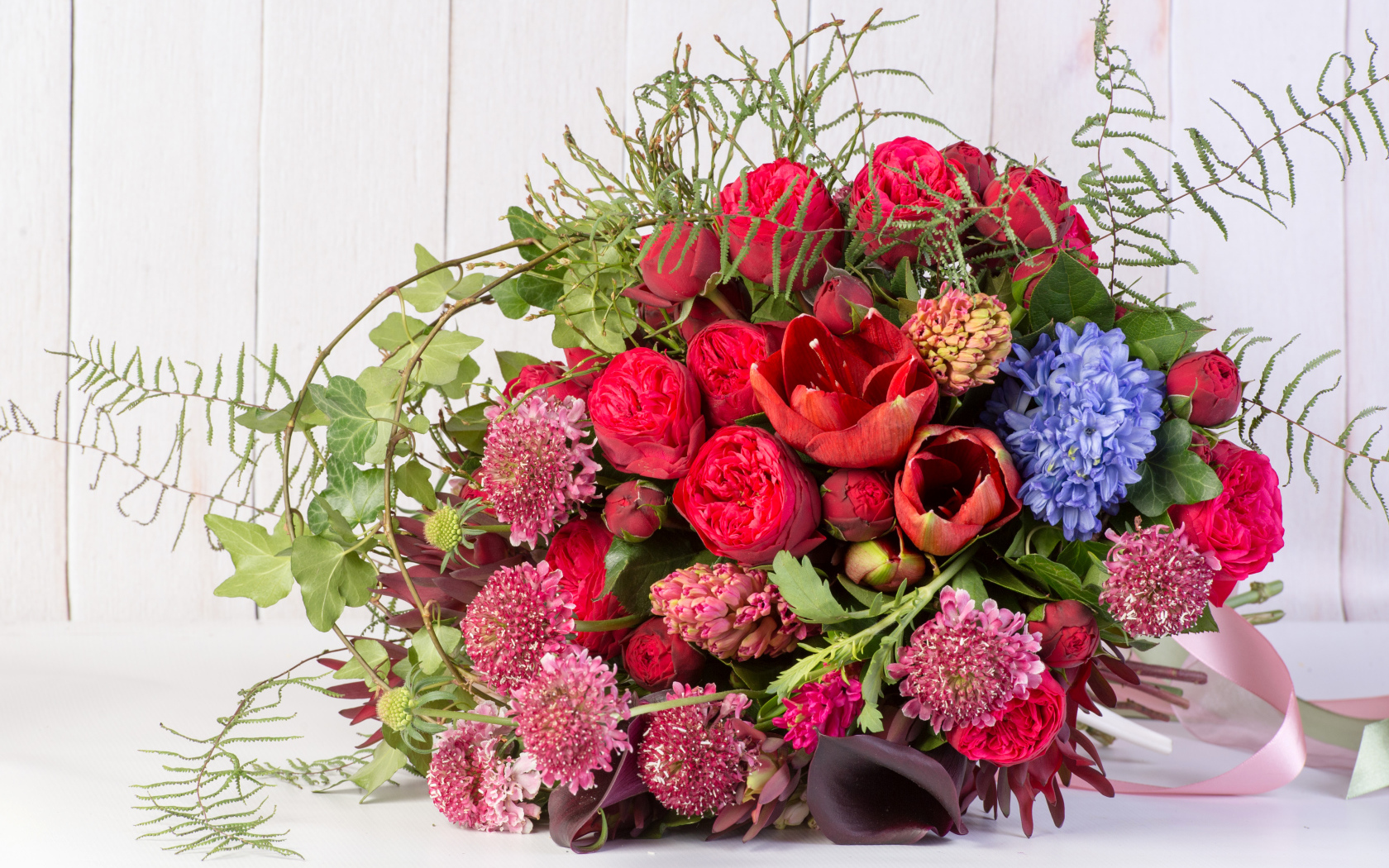 Большой красивый букет перевязанный розовой лентой