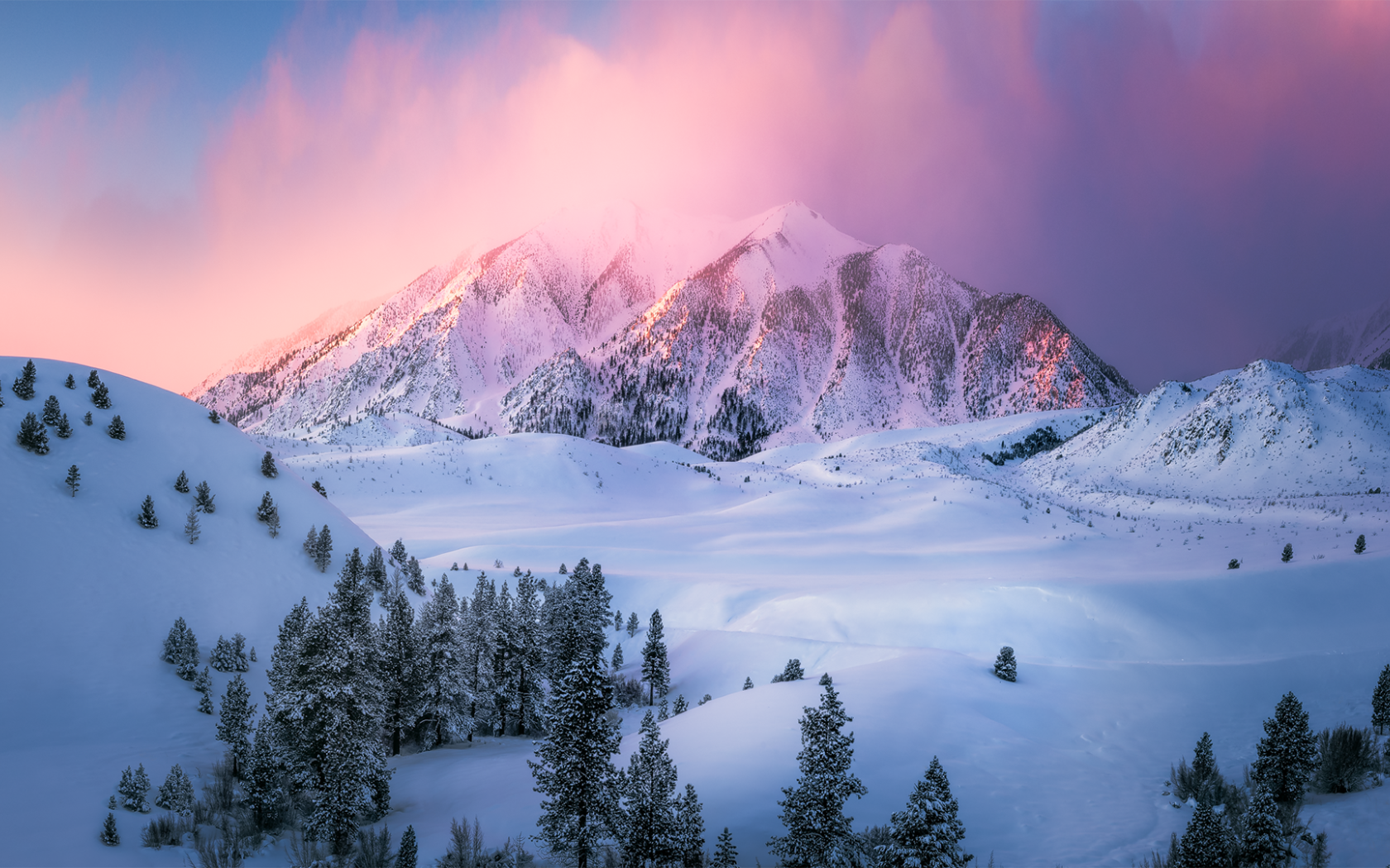 Заснеженные горы в сиреневом тумане 