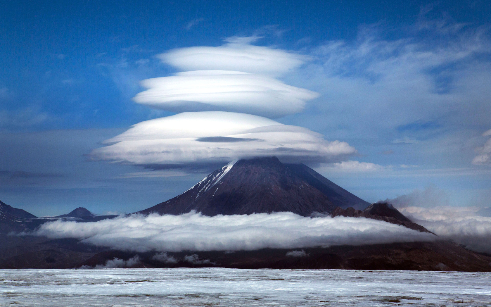 Облака над Ключевской сопкой, Камчатка 