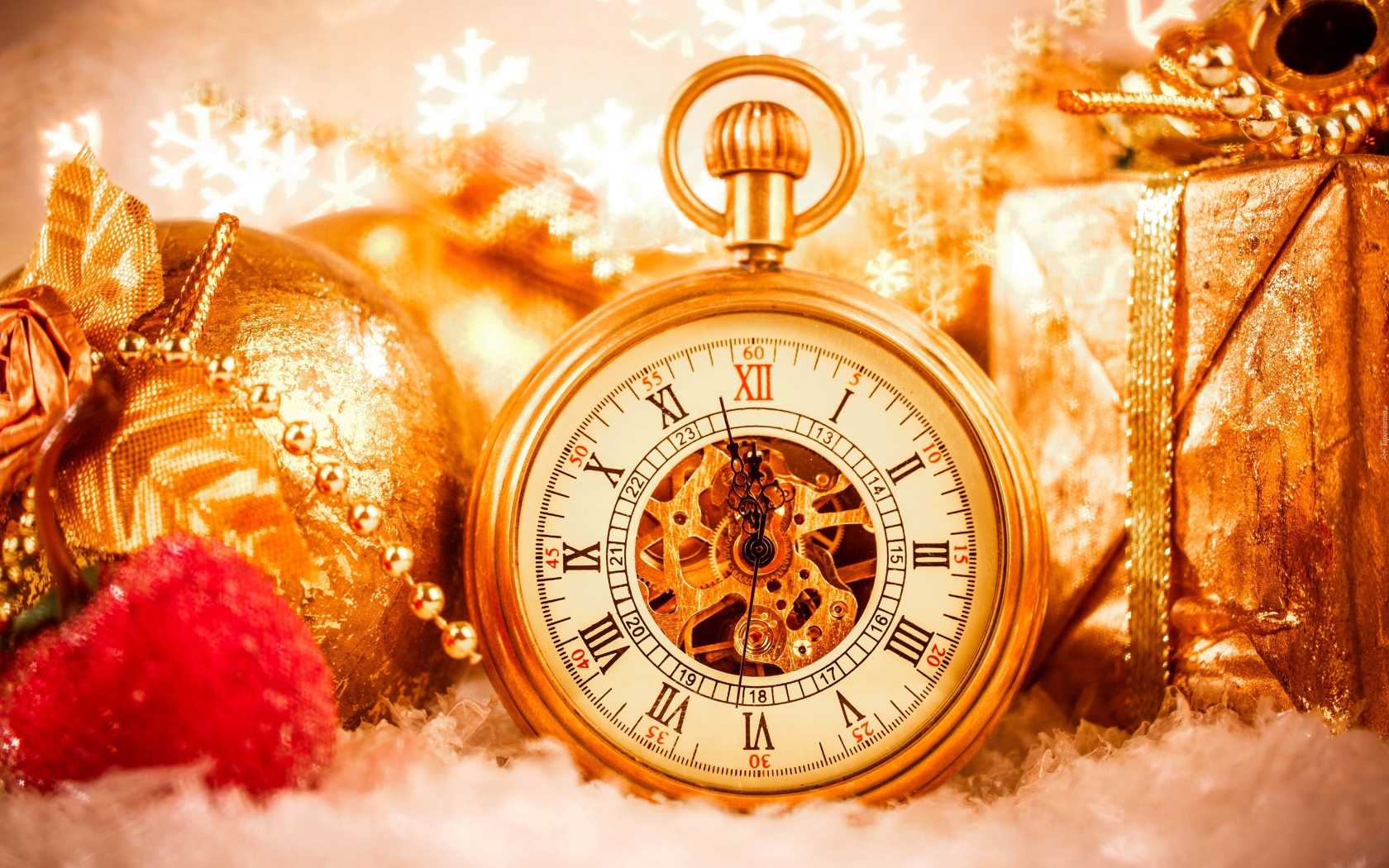 Новогодние украшения с часами крупным планом