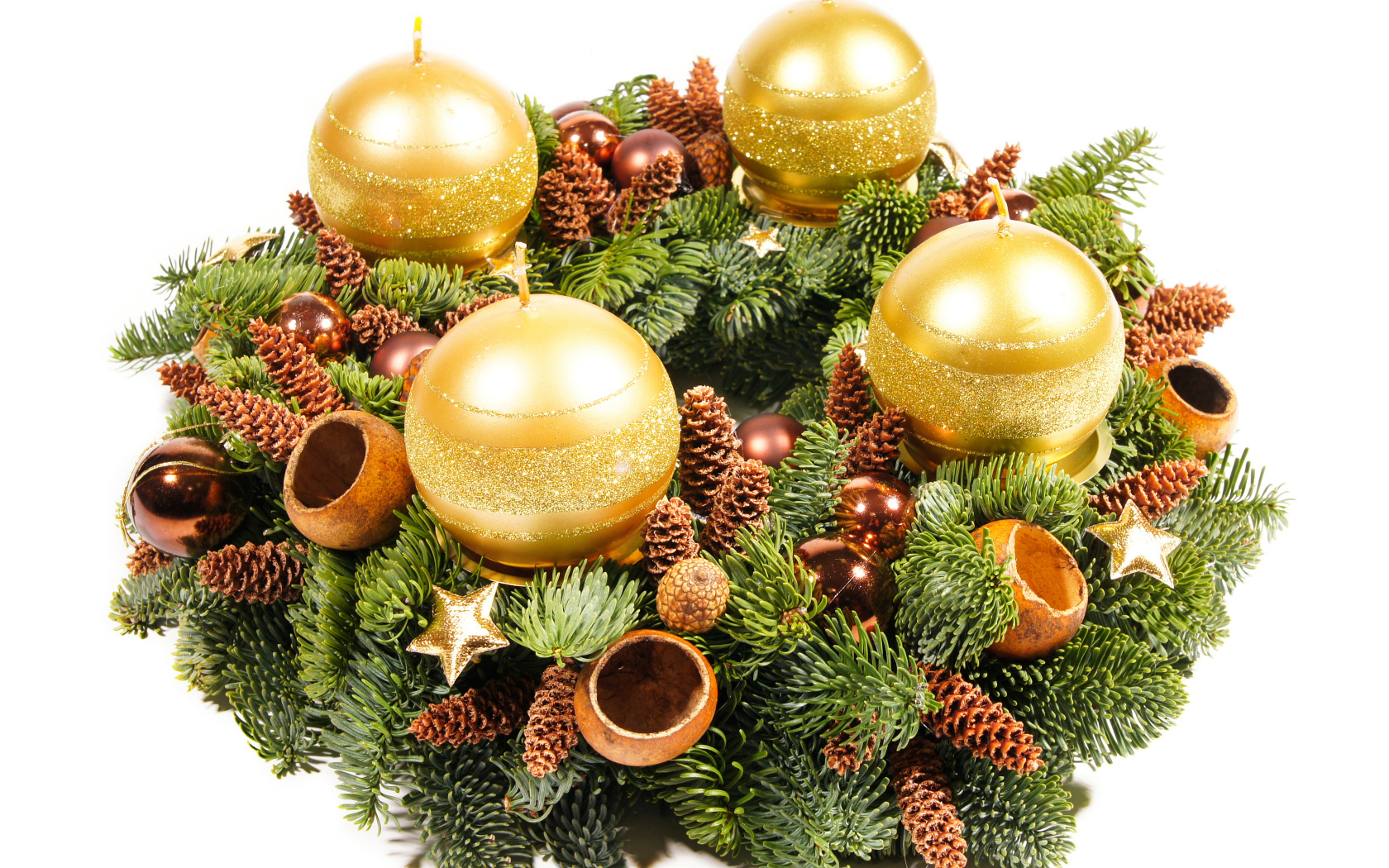 Рождественский венок с золотыми свечами на белом фоне