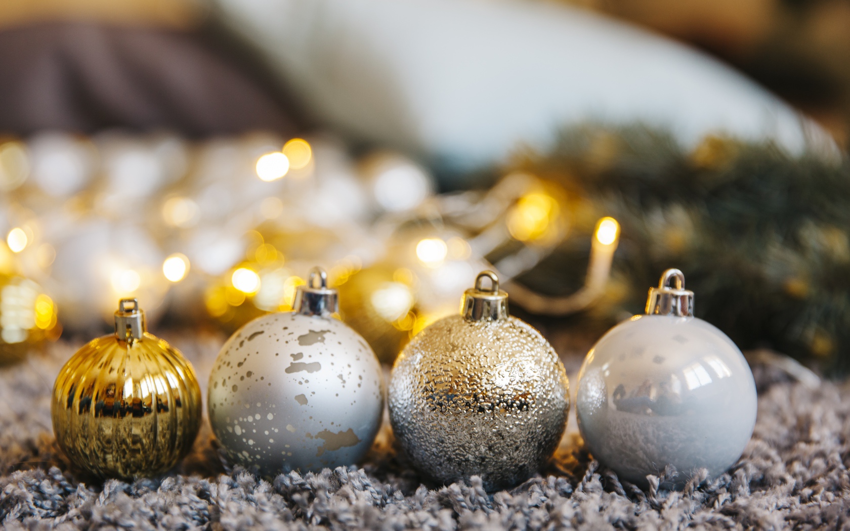 Четыре разноцветных елочных шарика