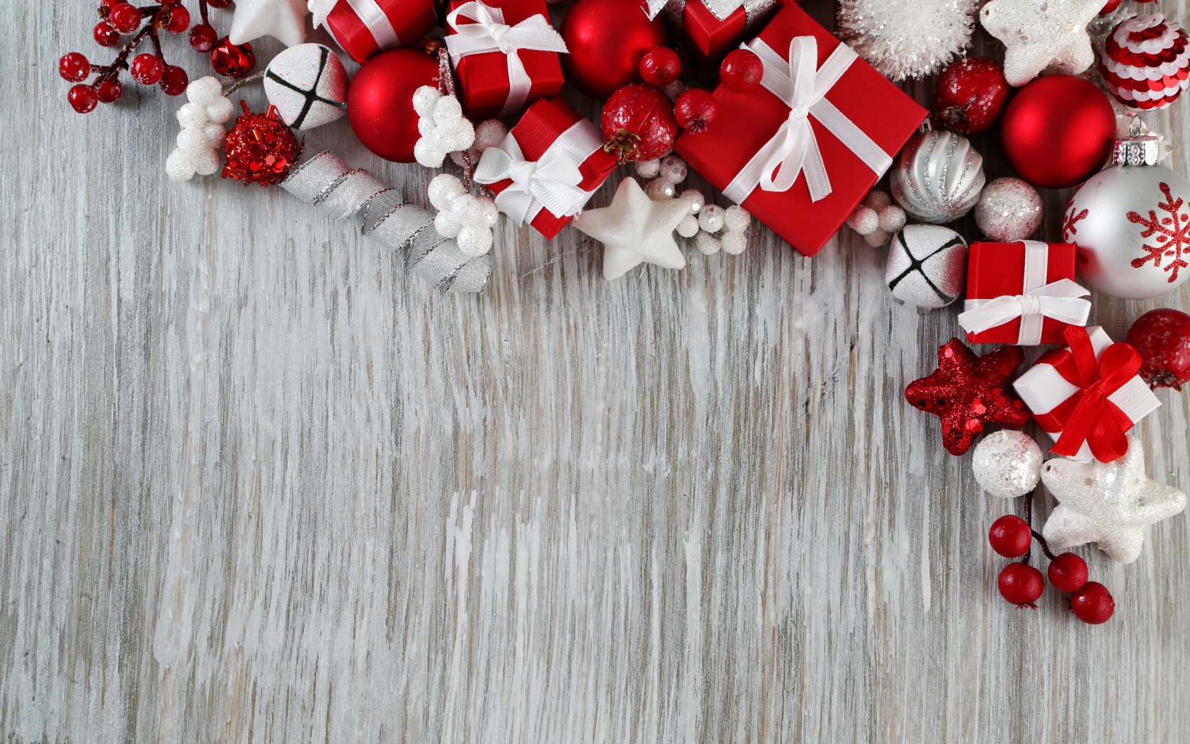 Праздничные украшения в красном цвете на сером фоне