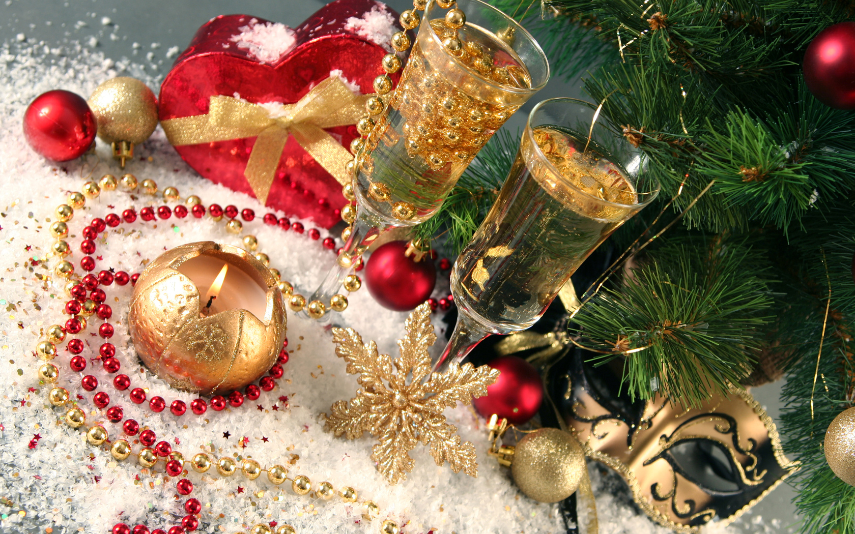 Два фужера с шампанский с новогодним декором под елкой